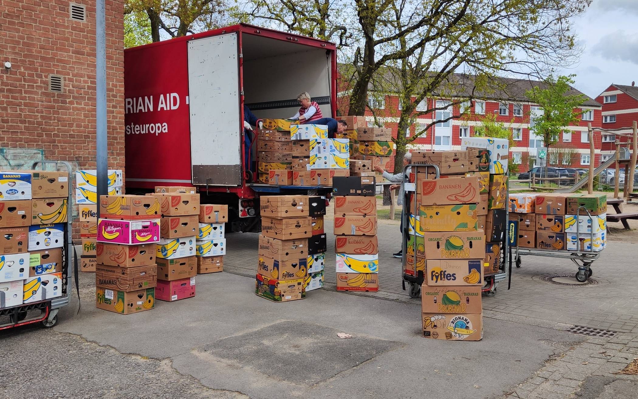  Die Spender*innen aus dem ganzen Kreis Wesel haben seit der letzten Lieferung im Oktober 2025 weiterhin Woche für Woche Spendengüter abgegeben, so dass auch dieses Mal ein 40-Tonner-LKW mit ca. 1.300 gepackten Bananenkartons auf die Reise geschickt werden konnte. 