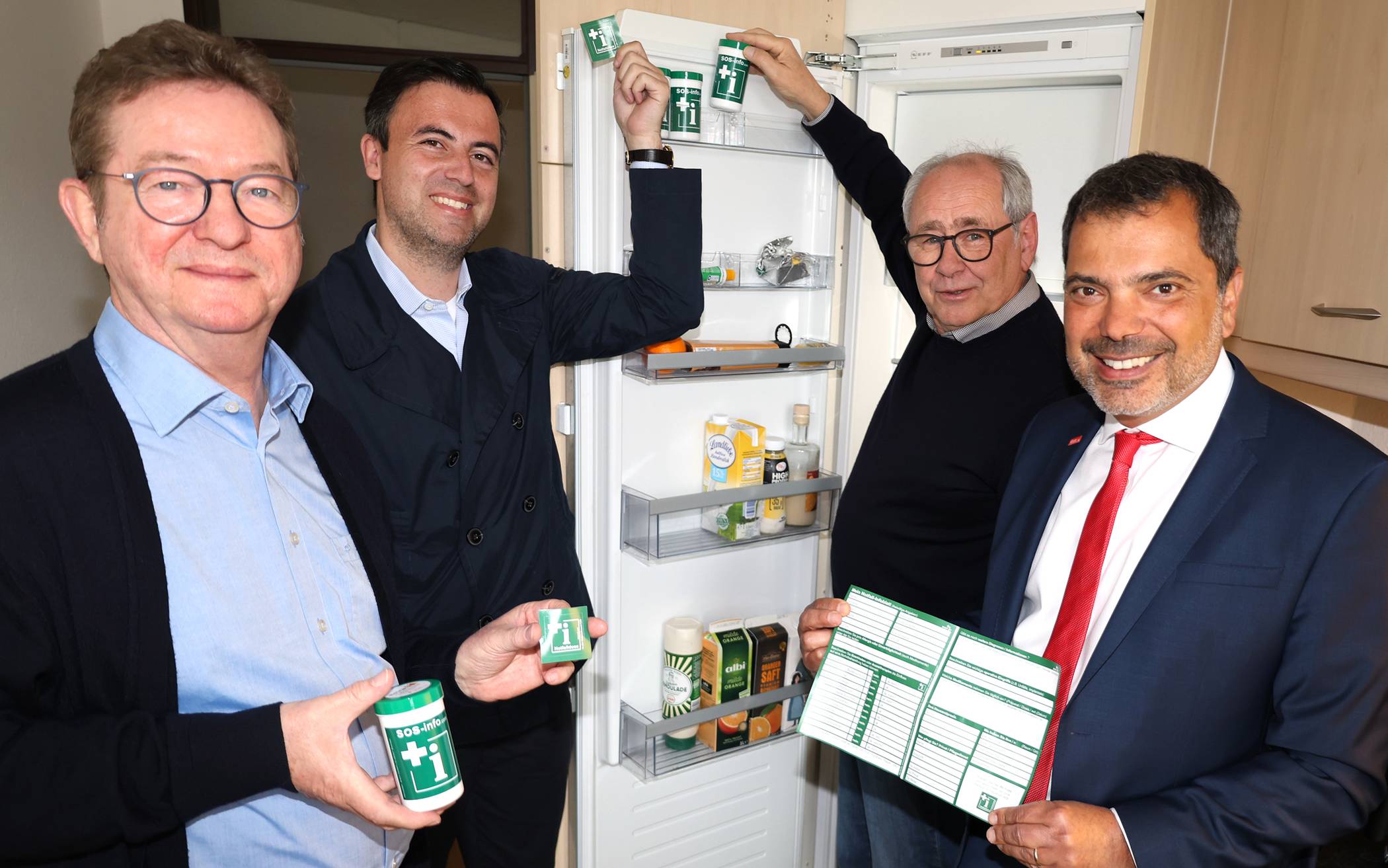  Stellten die zweite Auflage der Notfalldose für Moers vor (v.l.): Michael Rüddel von der städtischen Leitstelle Älterwerden, Apotheker Dr. Simon Krivec, Karl-Heinz Theußen vom städtischen Beirat für ältere Menschen und Giovanni Malaponti von der Sparkasse am Niederrhein. In rund 800 Kühlschränken hat sie aktuell schon ihren festen Platz. 