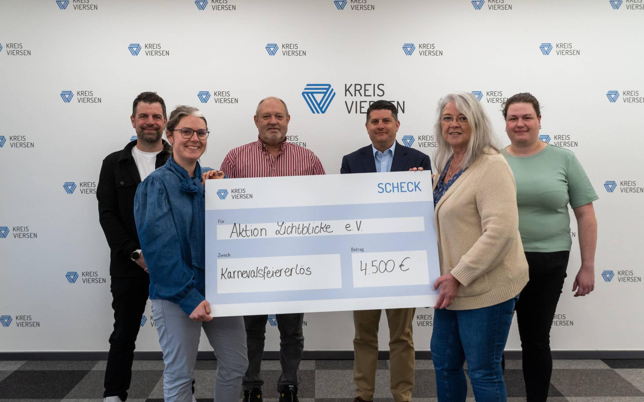  Übergabe des Erlöses der Karnevalsfeier (v.l.): Christoph Witter (Organisationskomitee Feier), Anouk van der Vliet (Welle Niederrhein), Volker Clemens (Organisationskomitee), Landrat Bennet Gielen, Birgitt Dürrmann (Personalratsvorsitzende) und Carolin Könnes (Organisationskomitee).  
