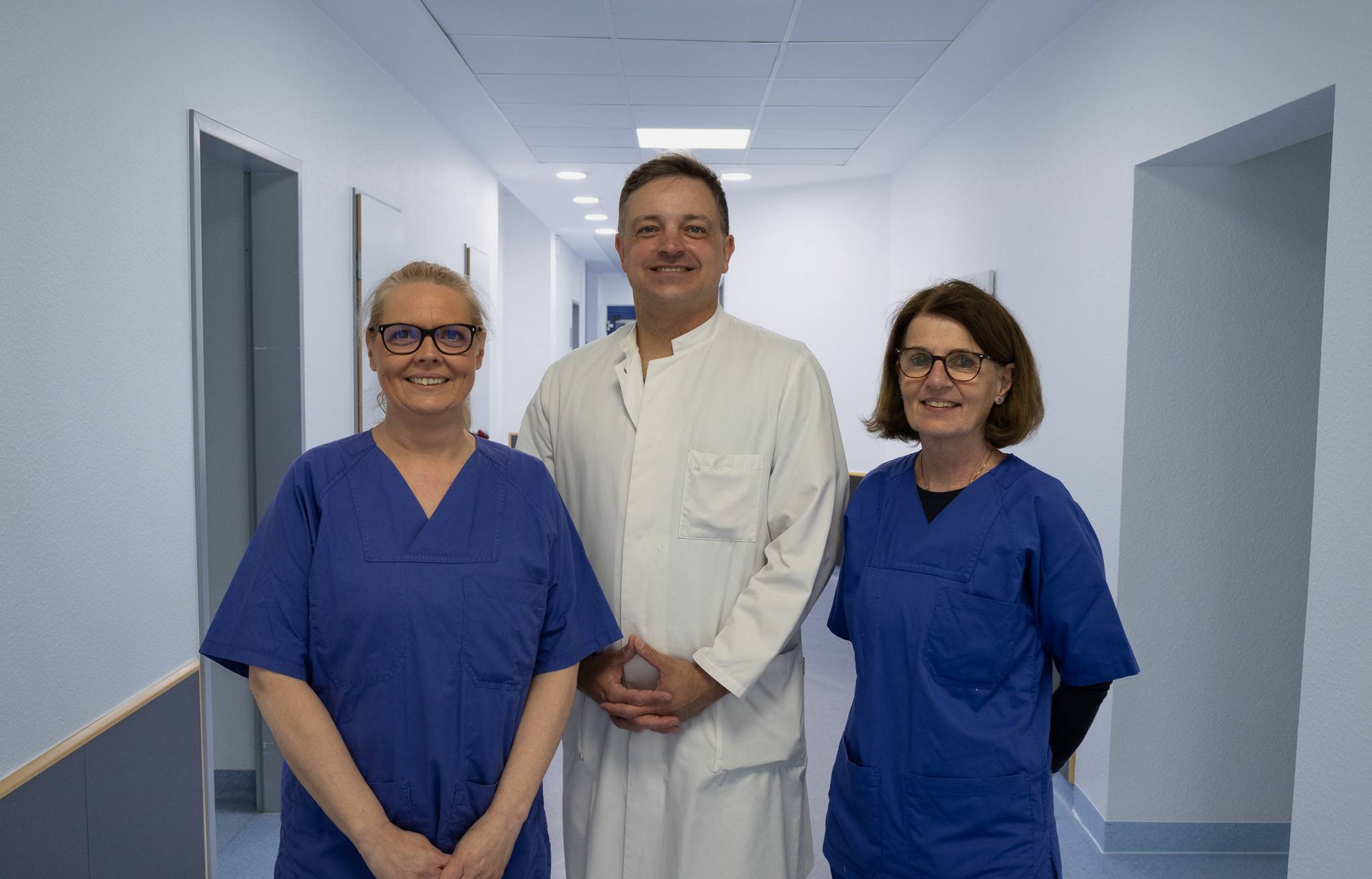 Ina Hüwels (l.) und Marion Nonn werden das pflegerische Team der neuen Gynäkologischen Ambulanz leiten. Hier im Bild mit Chefarzt Dr. med. René  Bogesits Aufschneider.