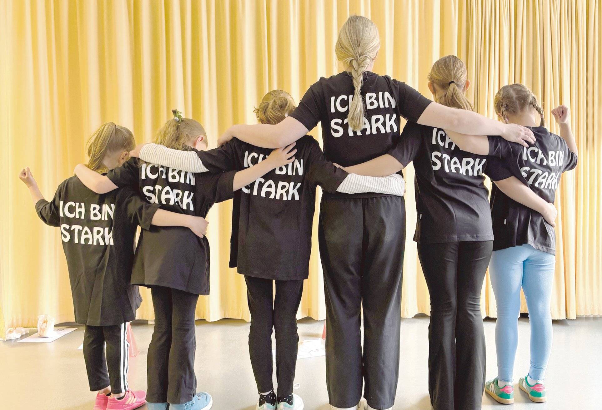  Zum Ende des Kurses gab es eine besondere Überraschung für die Kinder. Es wurden Teilnahmeurkunden und T-Shirts mit der Aufschrift „Ich bin STARK“ verteilt. 