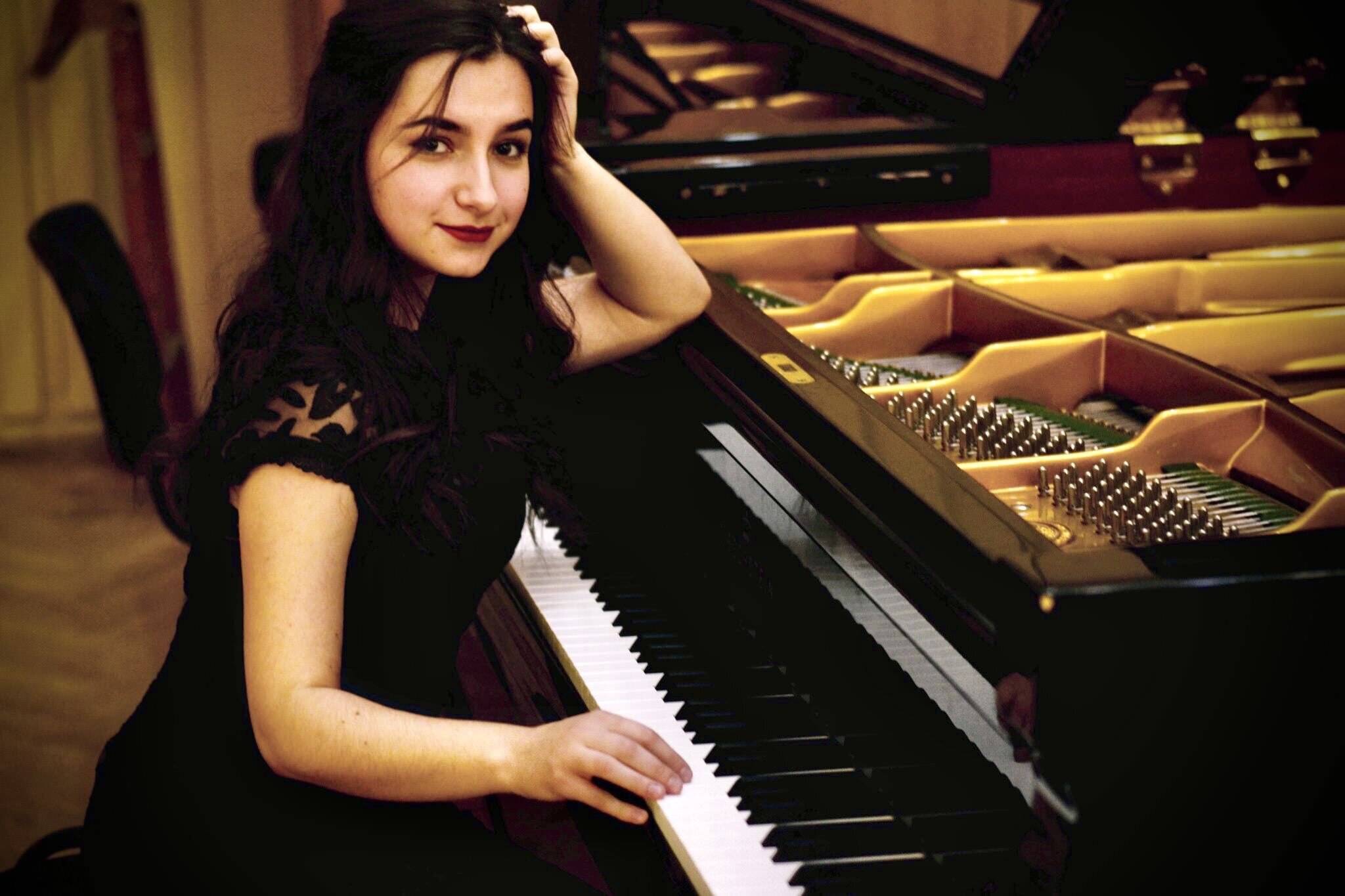 Yuliia Shlemkevych  ist eine der beiden Pianistinnen, die am 25. April in der Alten Kirche auftreten.  