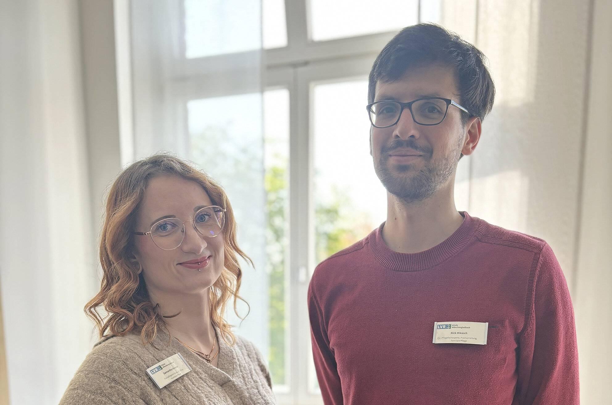   Samantha Kremer, Fachpflegerin für Psychiatrie und gerontopsychiatrische Fachkraft, und Pflegefachexperte Nick Mikosch betreuen die Gruppenpflegekurse. Foto: LVR-Klinik MG  