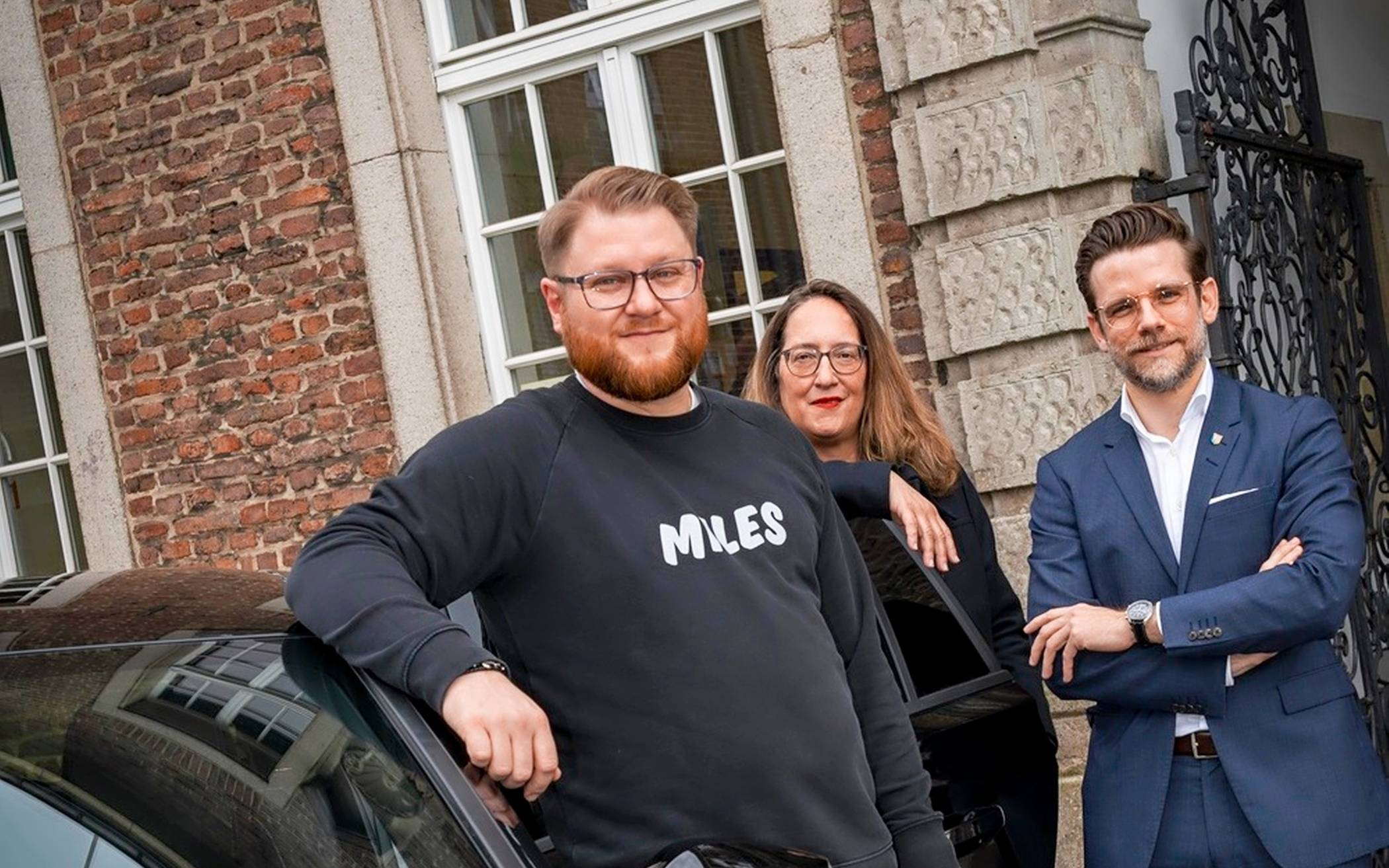 Freuen sich über das dauerhafte Carsharing-Angebot (v.r.): OB Felix Heinrichs, Mobilitätsdezernentin und technische Beigeordnete Claudia Schwan-Schmitz und MILES-Regionalleiter West Fabian Dittgen. 