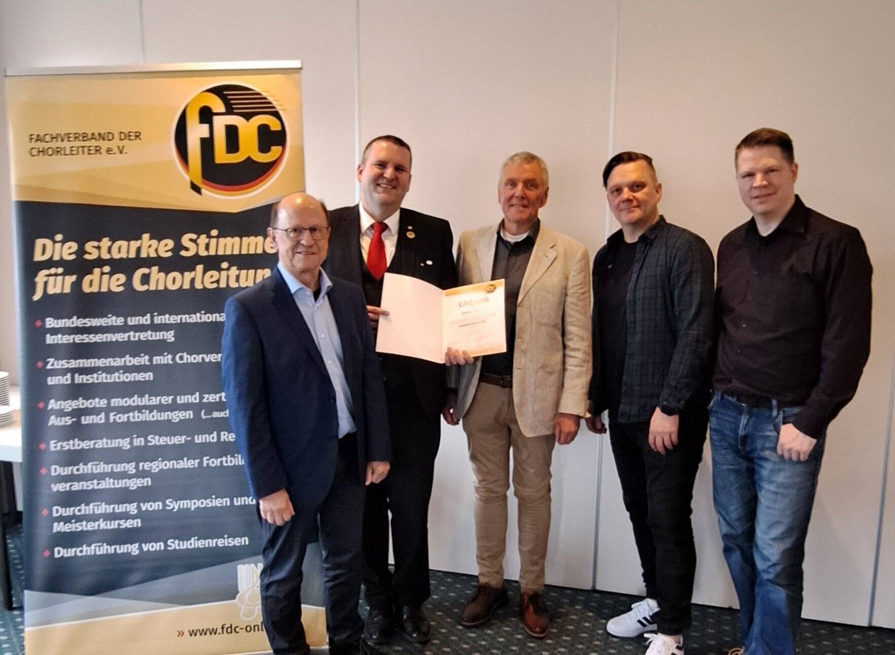  Auszeichnung in Olpe: Stefan Thomas (2. v. l.)  ist nun Musikdirektor FDC.   