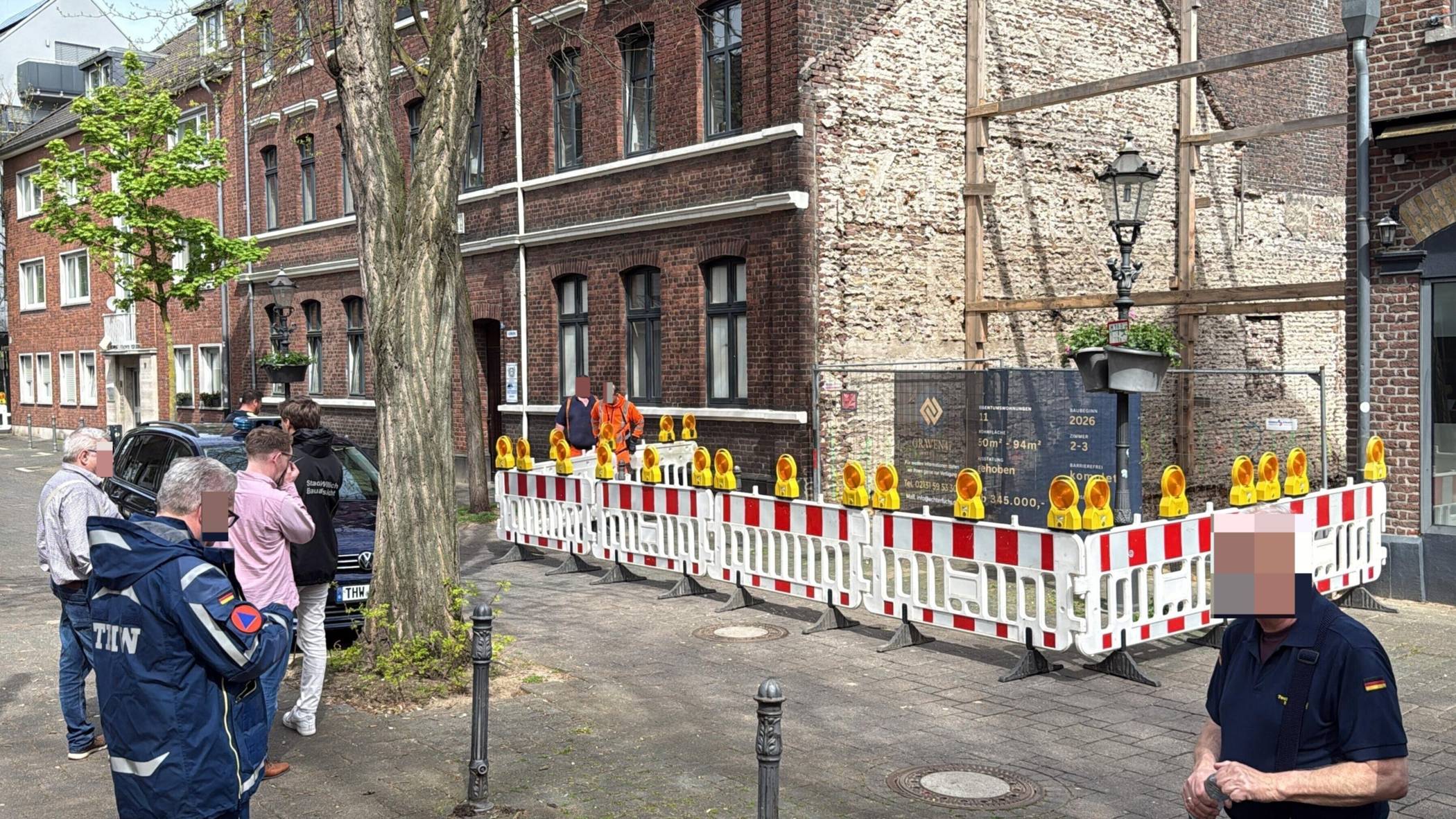  Die Kreuzstraße in Willich wurde bei Haus Nr. 23 gesperrt. Es drohte Einsturzgefahr. Foto: Rheinische Blaulicht-News 