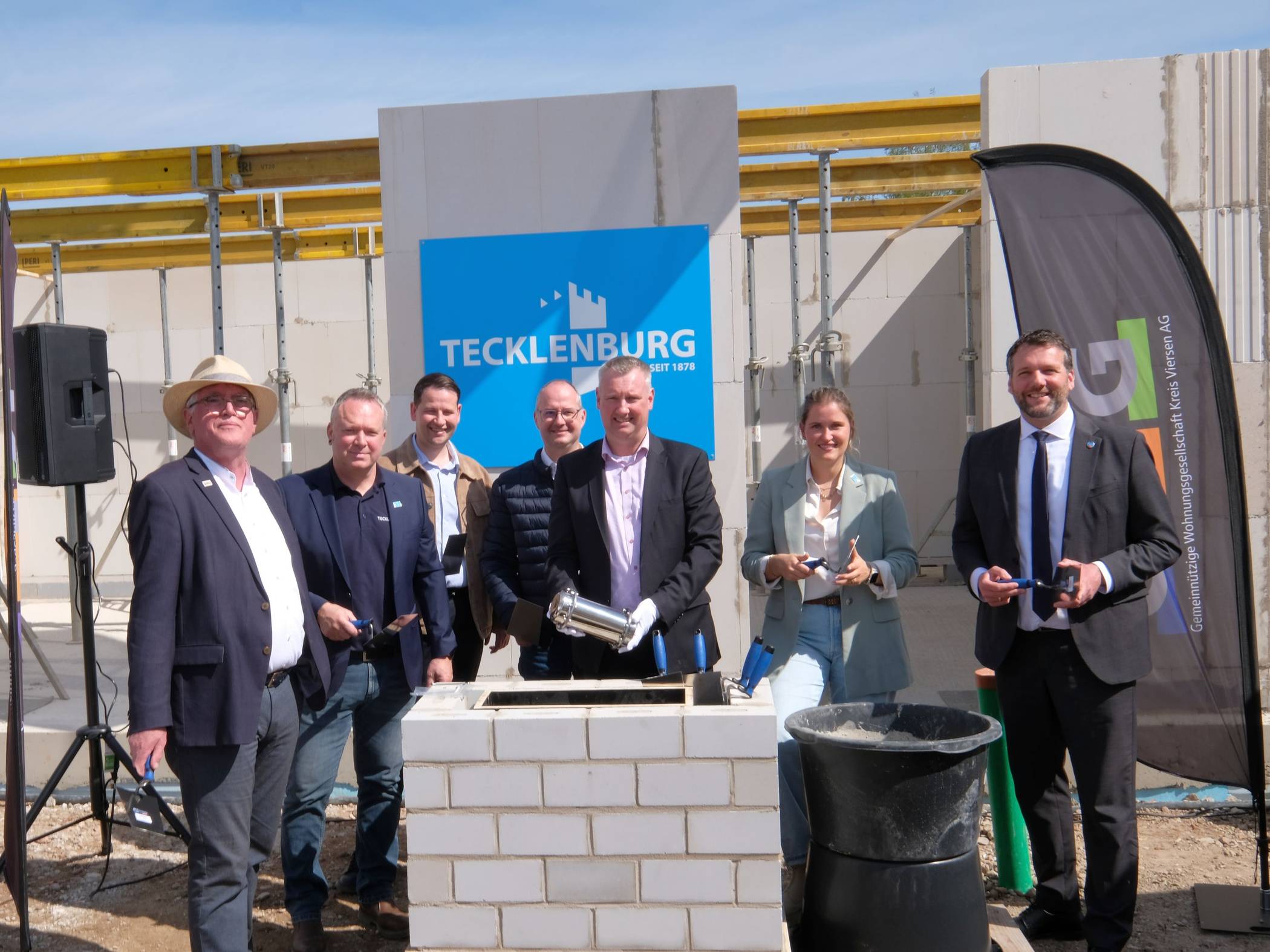 Waren bei der Grundsteinlegung dabei: (v.l.): Jürgen Heinen (Mitglied des GWG-Aufsichtsrats), Tino Bücker (Projektleiter Tecklenburg GmbH), Tilman Schmitz und Sven Göbbels (Schmitz Ingenieurgesellschaft mbH GWG-Bauabteilung), Michael Aach (GWG-Vorstand), Leonie Tillmans (Geschäftsführerin Tecklenburg GmbH), Andreas Gisbertz (Bürgermeister Gemeinde Schwalmtal) 