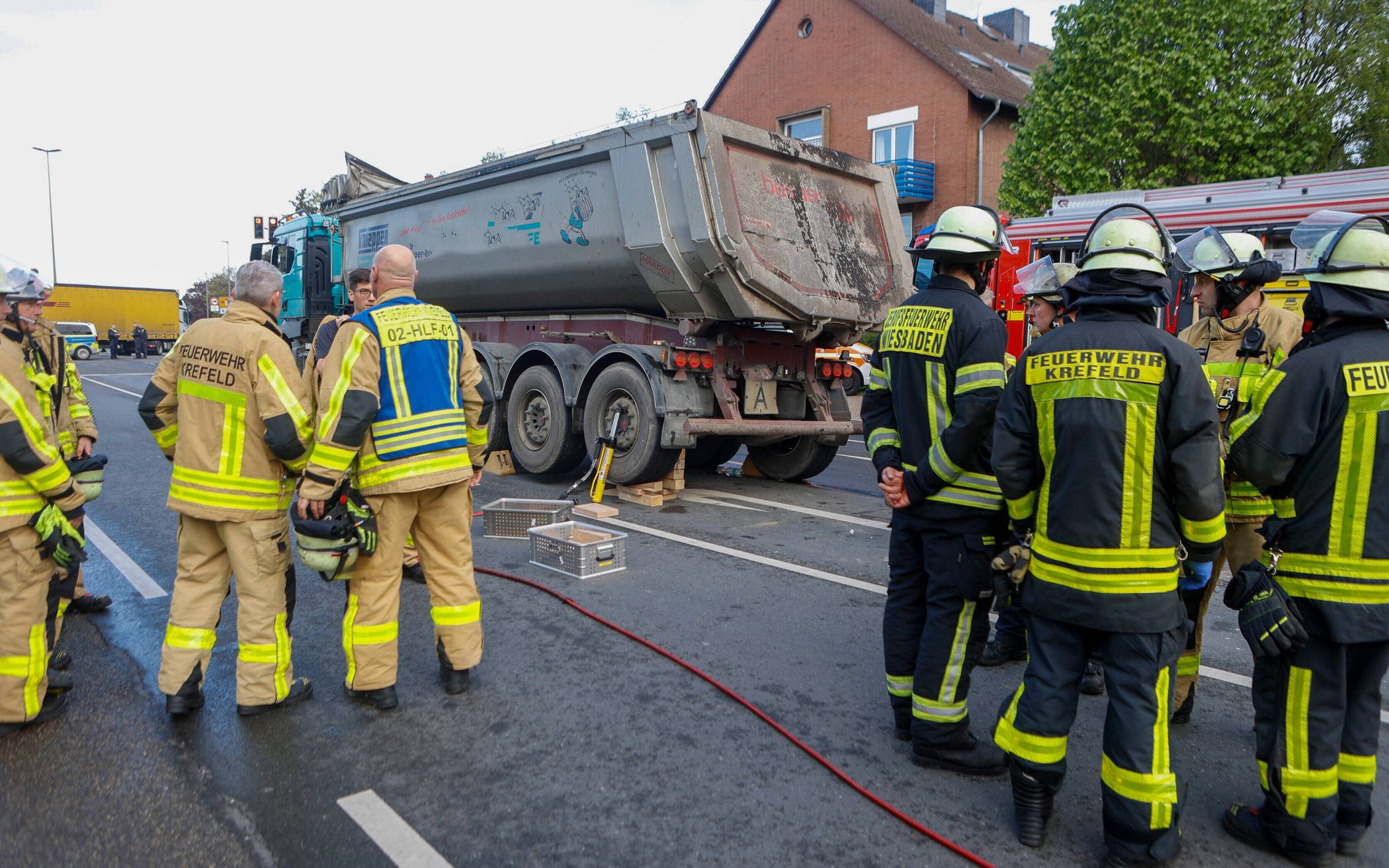 Frau von Lkw eingeklemmt
