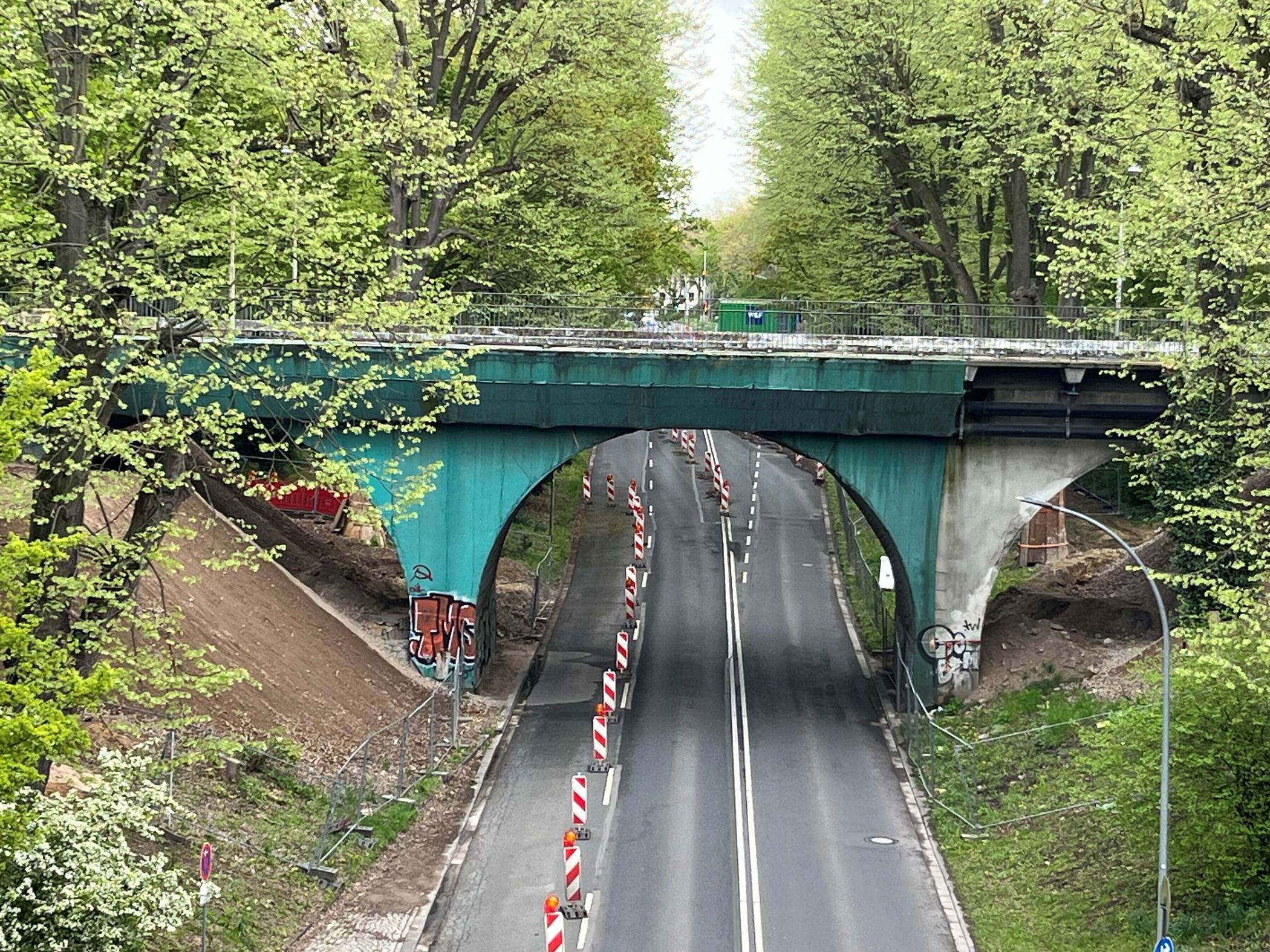 Für den Autoverkehr war die Brücke Bettrather Straße schon lange gesperrt, seit fast einem Jahr auch für Fußgänger und Radfahrer. Nun soll sie endlich abgerissen und der Bau der neuen reinen Fußgänger- und Radfahrerbrücke vorangetrieben werden. 