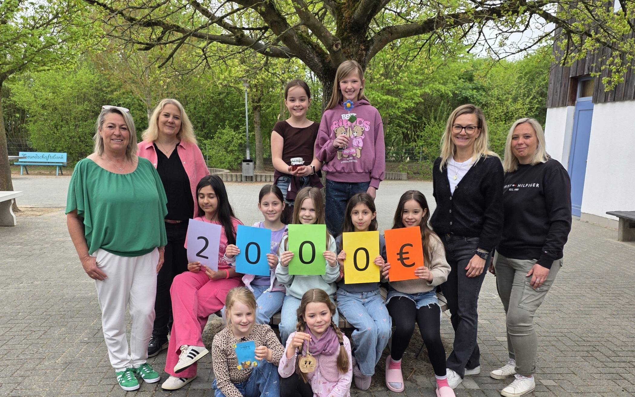 Spende für Matchbox von der OGS Wekeln - unser Foto zeigt die Schüler der Grundschule Weklen mit den Lehrern Angelika Fucken, Tanja Sturm (links von links) und Verena Grips und Natalie Schmitt (rechts, von links). Foto: Grammatikou