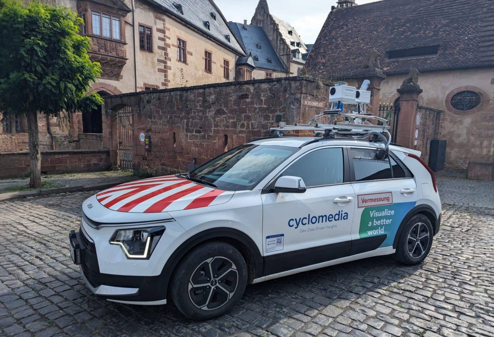 Cyclomedia wird ab dem 20. April bis voraussichtlich 18. Mai das Stadtgebiet Kamp-Lintfort befahren und dort mit Aufnahmefahrzeugen, die mit Kameras und Laserscannern ausgestattet sind, die Umgebung digital erfassen. 