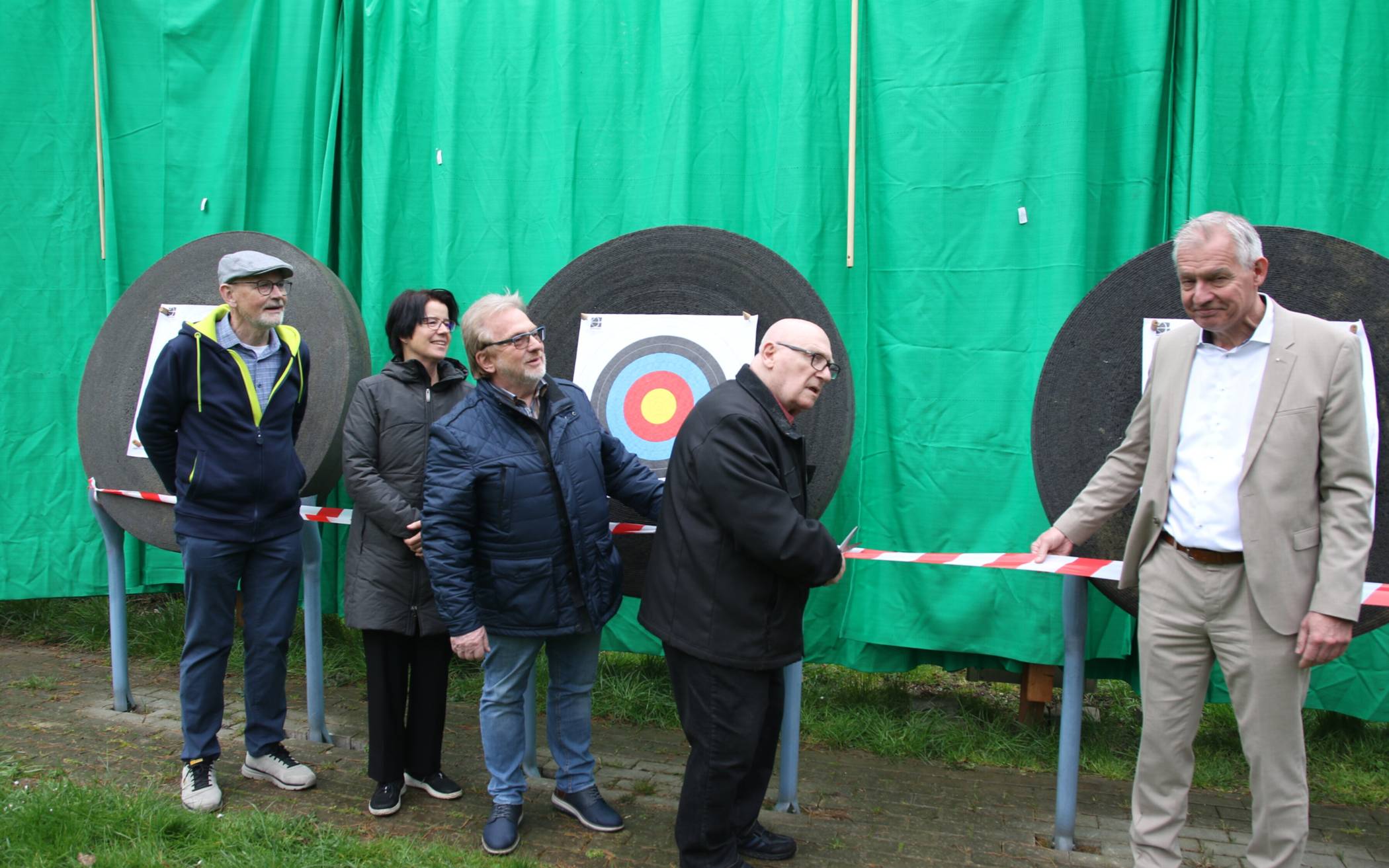 Bei der Verleihung der Ehrennadel (v.l.): Gustav Hensel (Vorsitzender KSB Wesel), Cornelia Hüsch (Stadtverwaltung Neukirchen-Vluyn), Günter Möwius, (Vorsitzender BSG), Winfried Drnec (zu Ehrender) und Bernd Zibell (Vorstand Sparkasse am Niederrhein) 