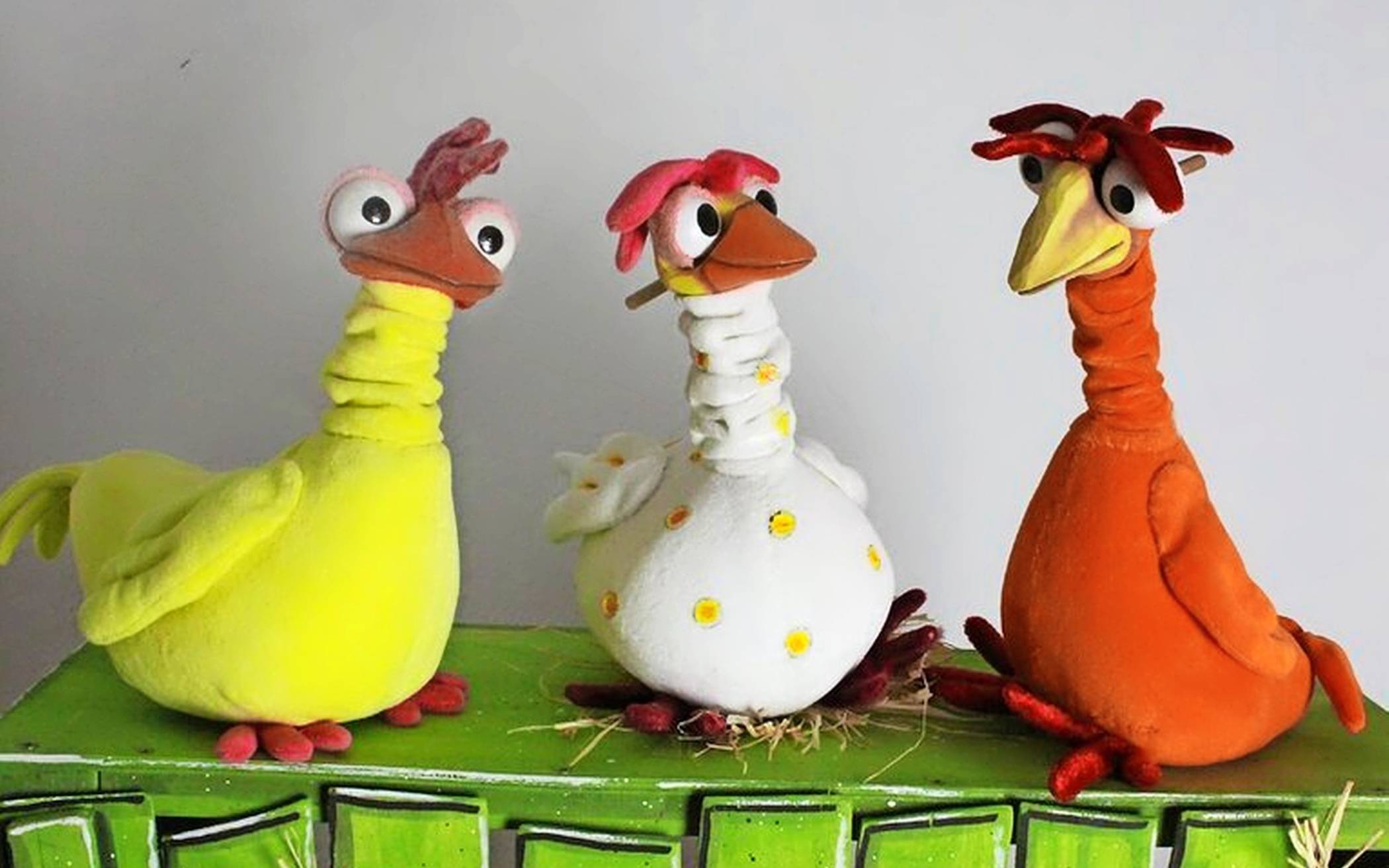  Nachdem das erste Ei von Henne Pünktchen verschwunden ist, ist die Aufregung im Hühnerstall groß. 