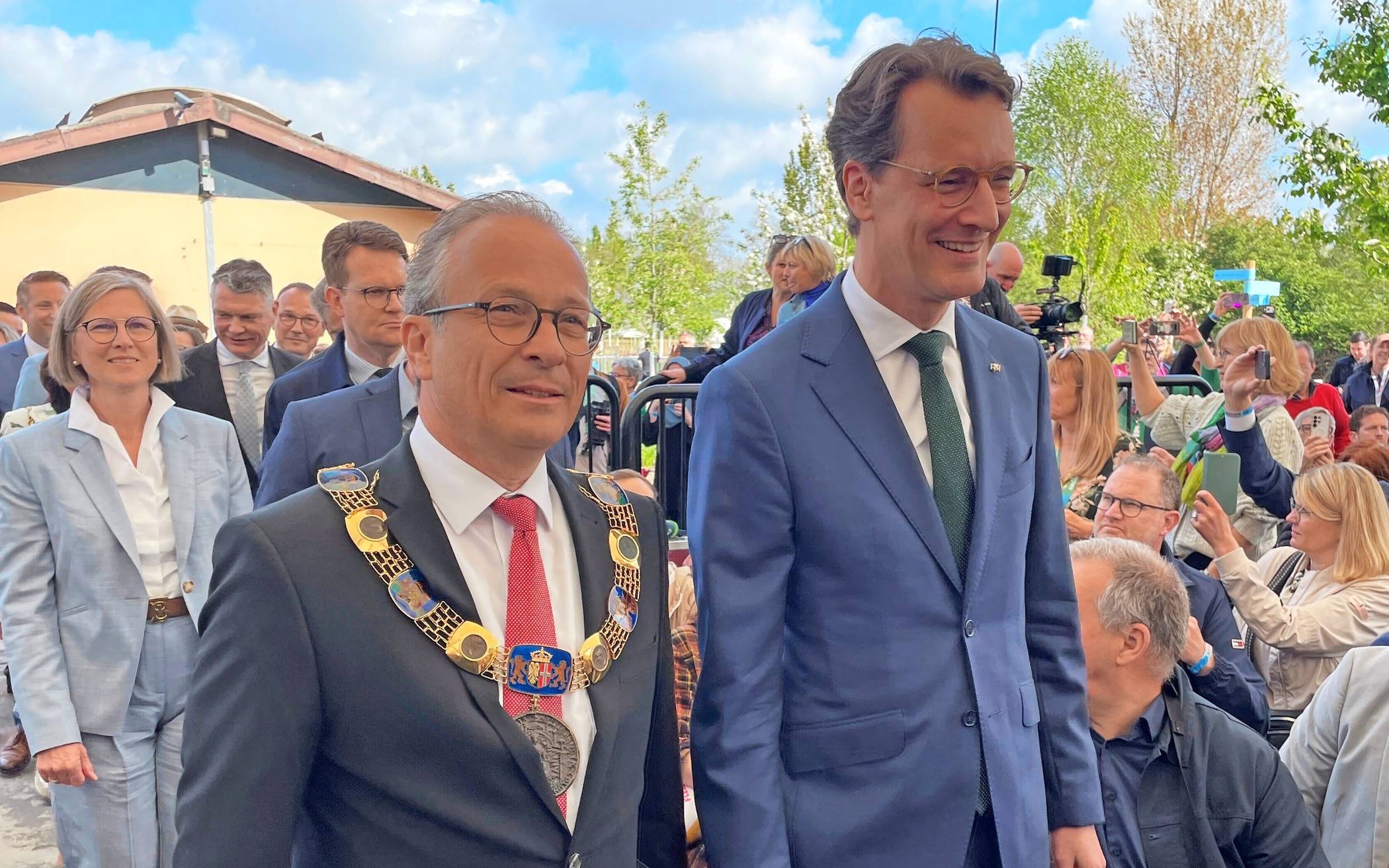  Reiner Breuer, Neusser Bügermeister (l.), mit NRW-Ministerpräsident Hendrik Wüst. 