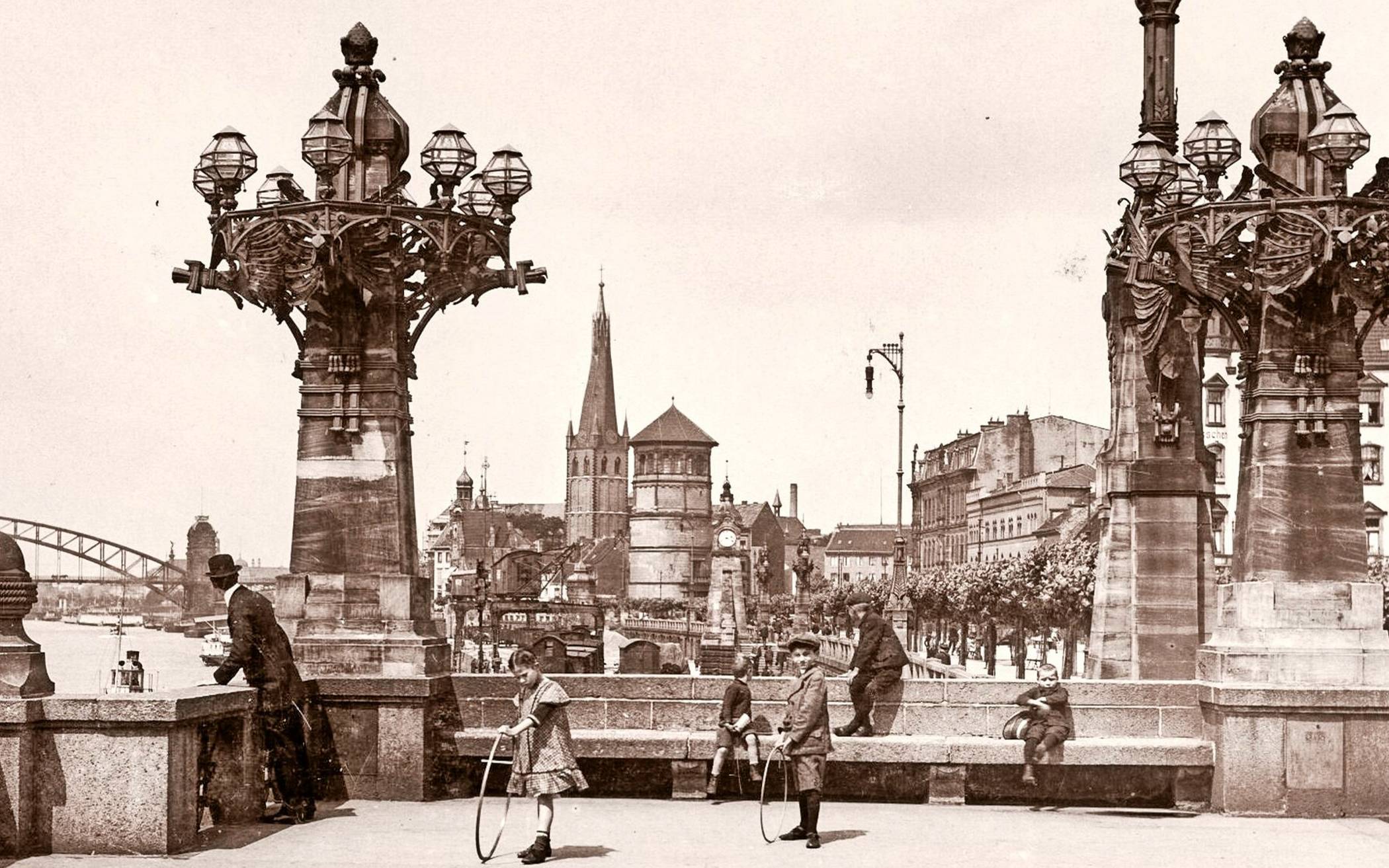 Die Rheinuferpromenade Düsseldorf um 1910. 