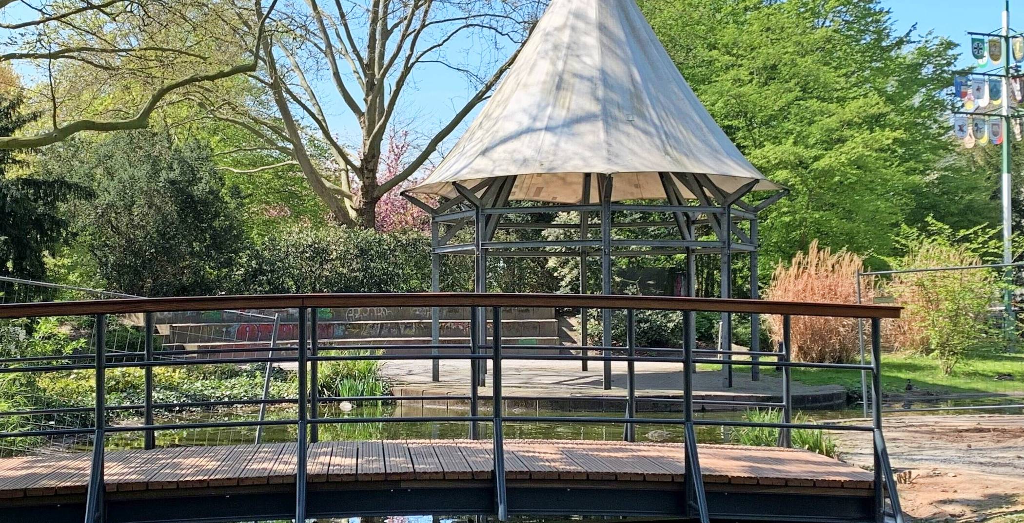  Beim Parkfest am 1. Mai im Osterather Rathauspark ist die Stadtverwaltung mit einem Informationsstand vertreten. Auch über die geplante Umgestaltung des Parks wird informiert. 