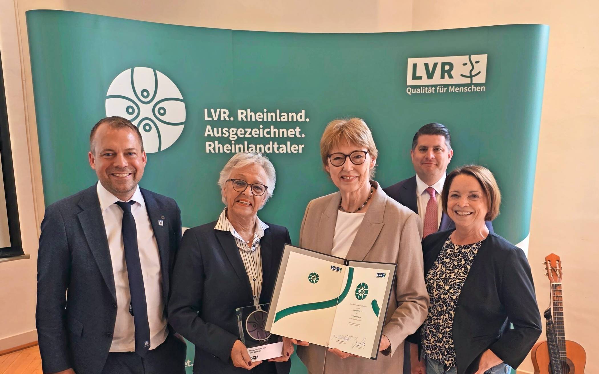  Der Rheinlandtaler für Marlies Pasch: Unser Foto zeigt Bürgermeister Christian Pakusch, Marlies Pasch, die stellvertretende Vorsitzende der LVR Karin Schmitt-Promny, Landrat Bennet Gielen und Claudia Poetsch von den Willicher GRÜNEN.  