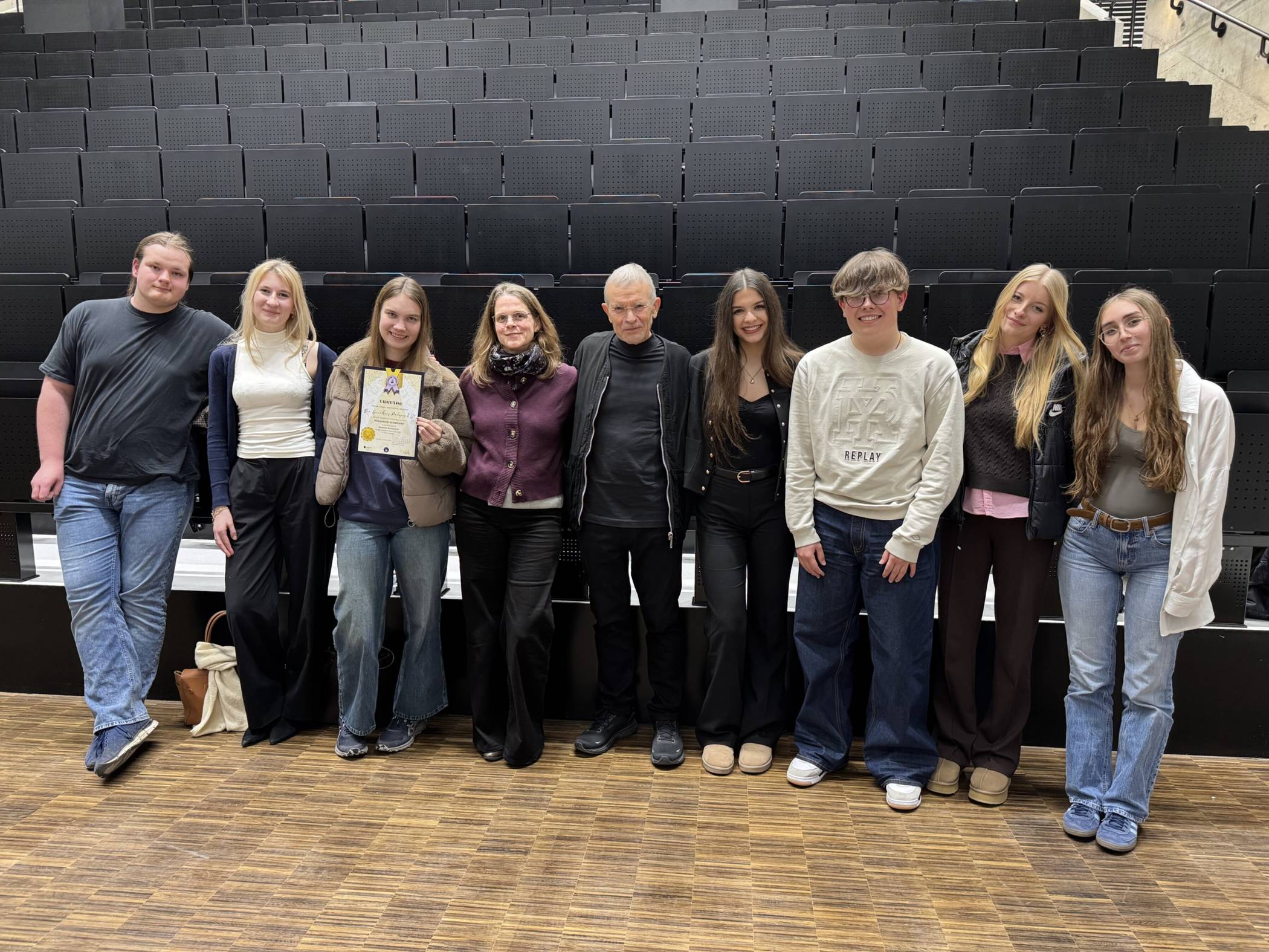 v.l.: Wilhelm Alberding, Leni Steinforth, Mariella Rudolph, Dr. Stephanie Trampler-Steigels, Professor Dr. Klaus Hurrelmann, Samanta Zuchmantowicz, Raphael Prümen, Nele Lenßen, Anabel Sanzone. 