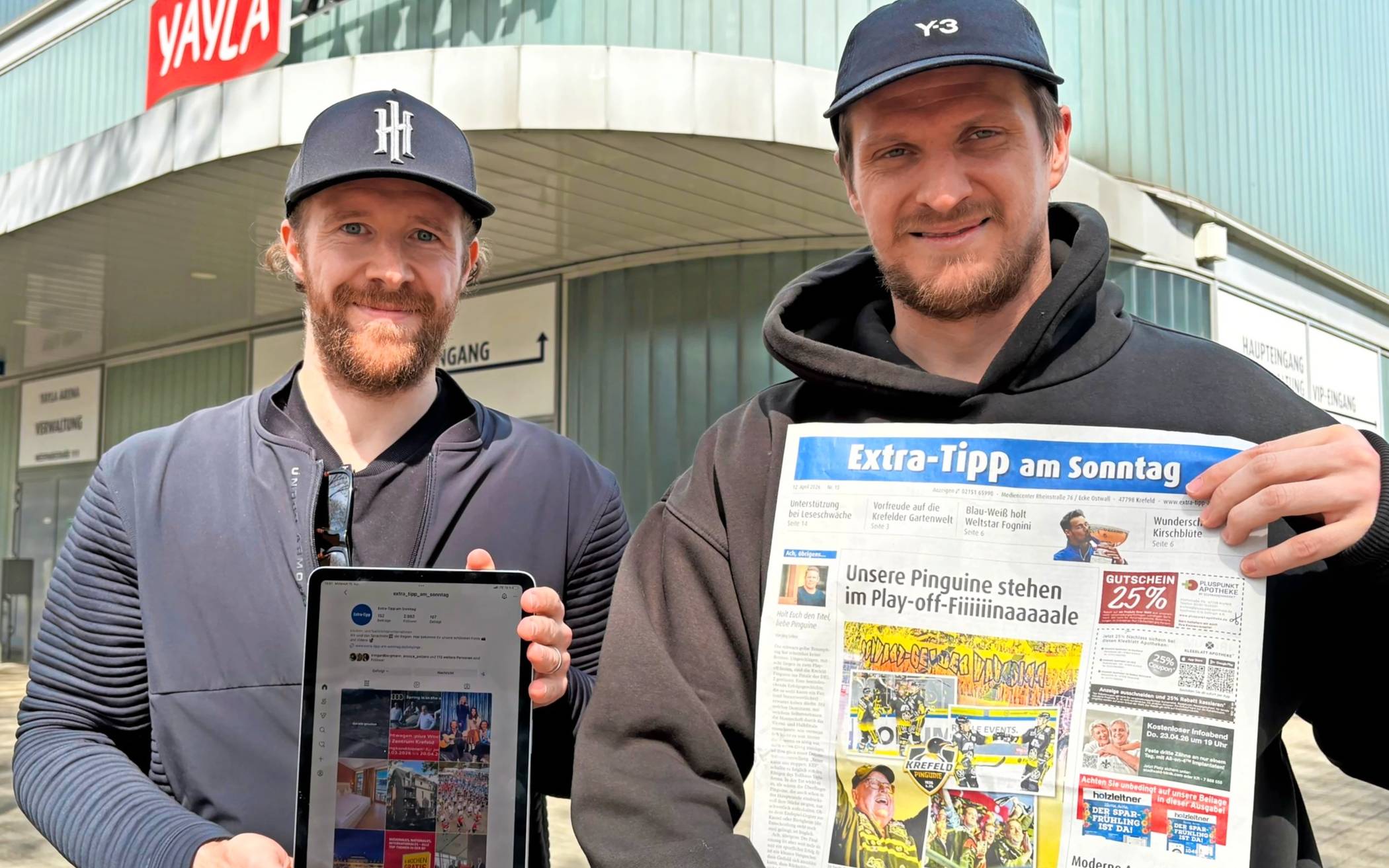 Pinguine-Kapitän Alexander Weiß (rechts) und Torhüter Felix Bick (links) verfolgen die Berichterstattung des Extra-Tipp im Print und Online.	 