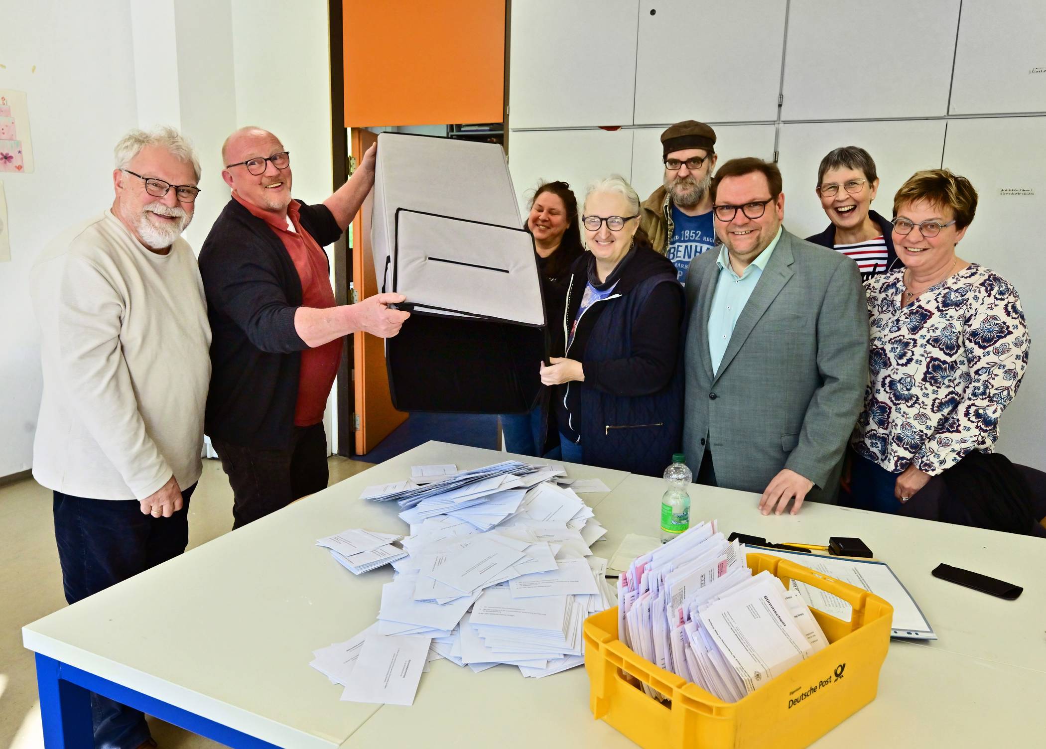  Auszählung der Stimmen: Auch Oberbürgermeister Frank Meyer (r.) freute sich über das Ergebnis des Bürgerentscheids. Foto: Stadt Krefeld, Bischof  