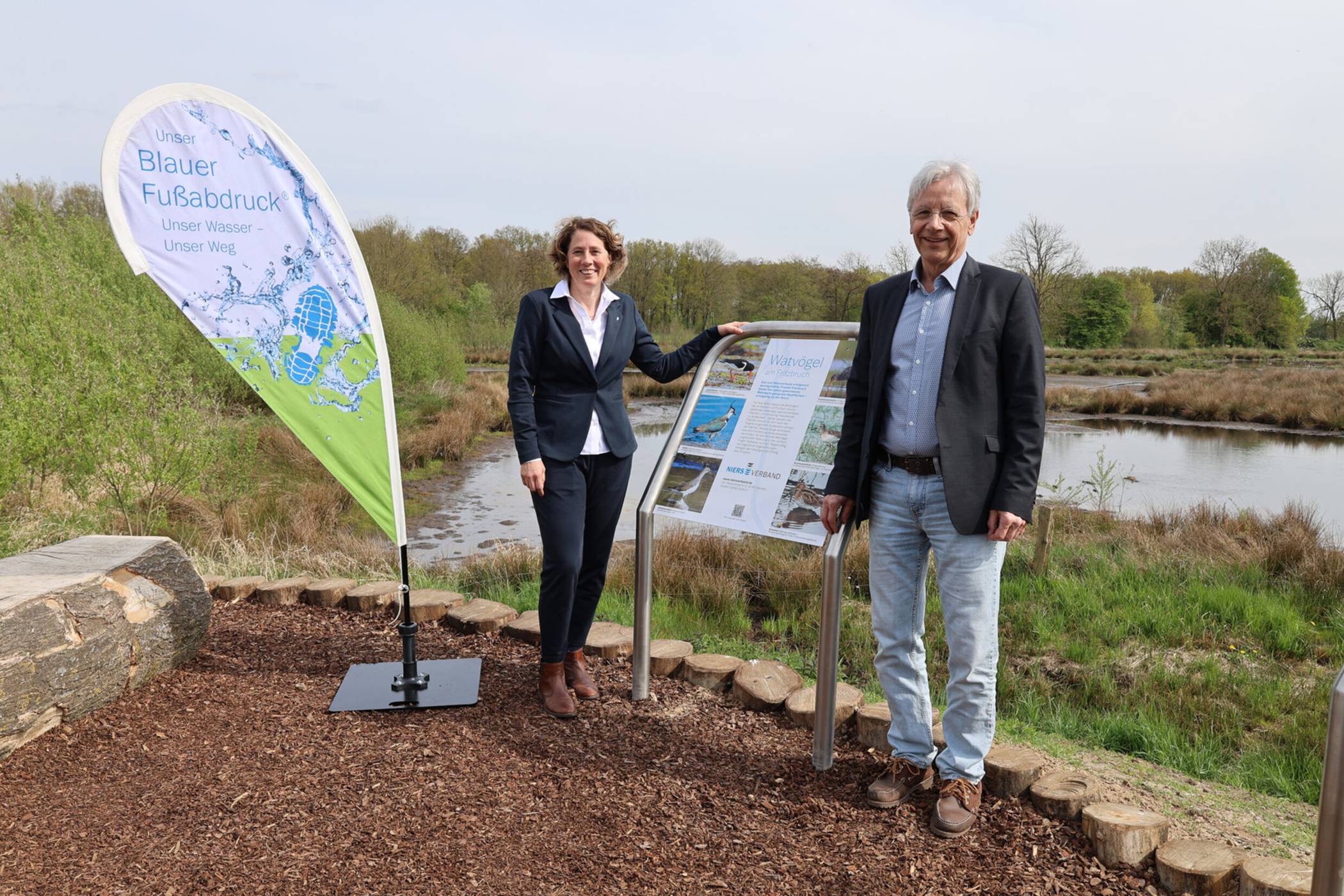 Vorständin Sabine Brinkmann und Kreisdezernent Rainer Röder stellen die neuen Infotafeln im Aussichtsbereich am Fritzbruch vor. 
