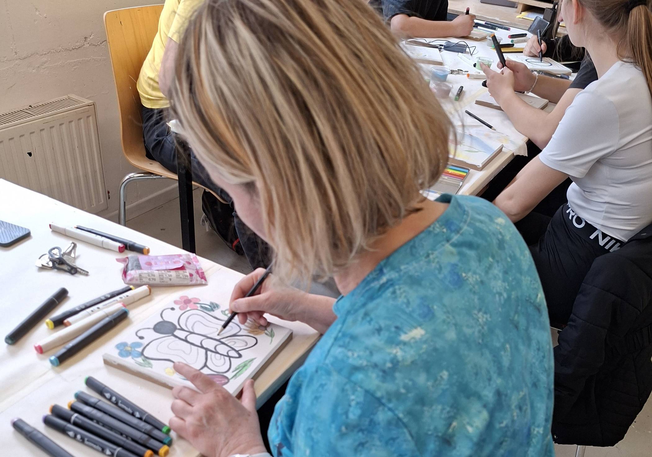  Teilnehmende der Jugendwerkstatt „Die Villa“ und Jugendliche aus Košice haben ein gemeinsames Kunst- und Handwerksprojekt umgesetzt. 