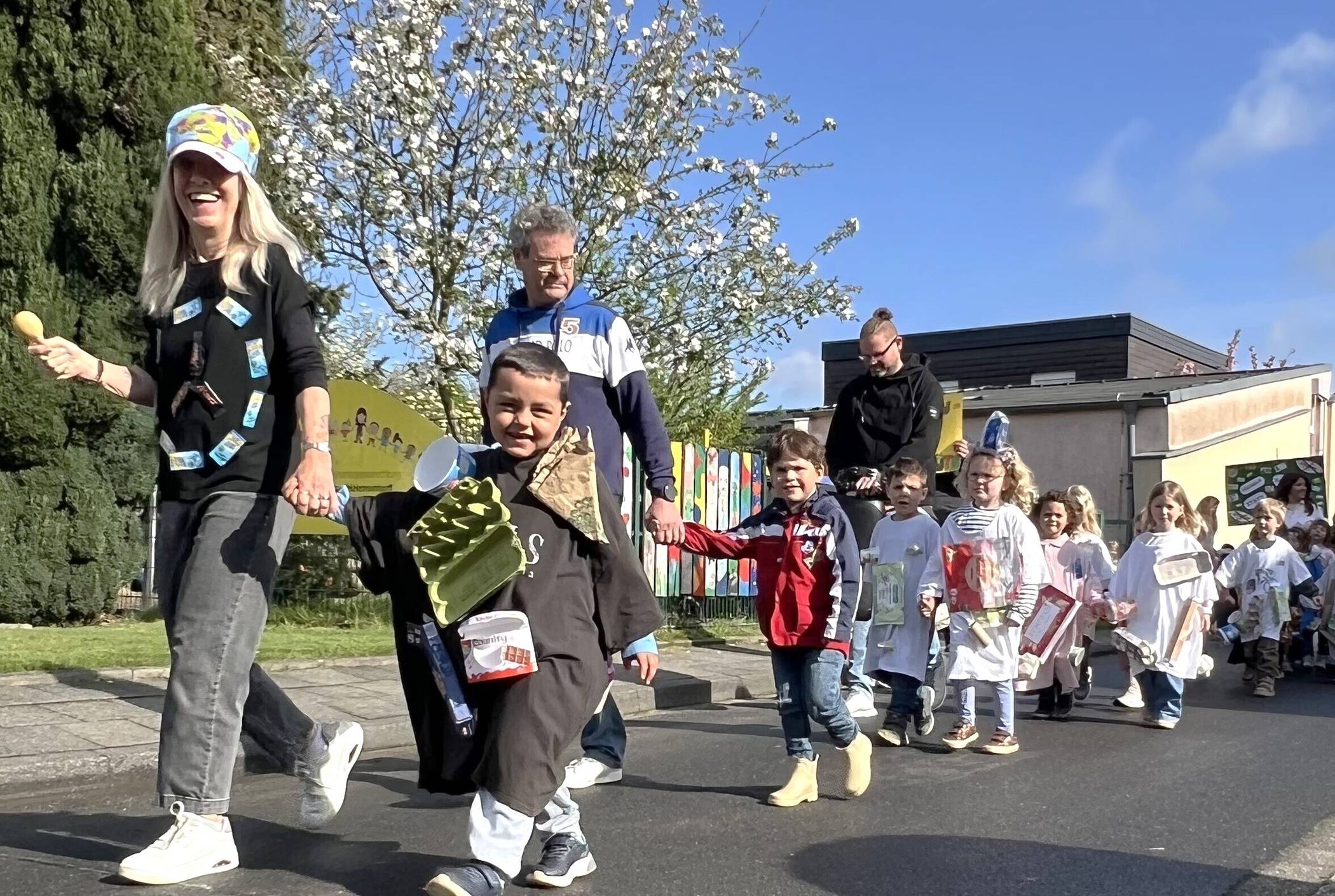 Kinder im Müllmonsterfieber: Das Foto zeigt einen Teil der Gruppe beim Umzug durch den Ort.