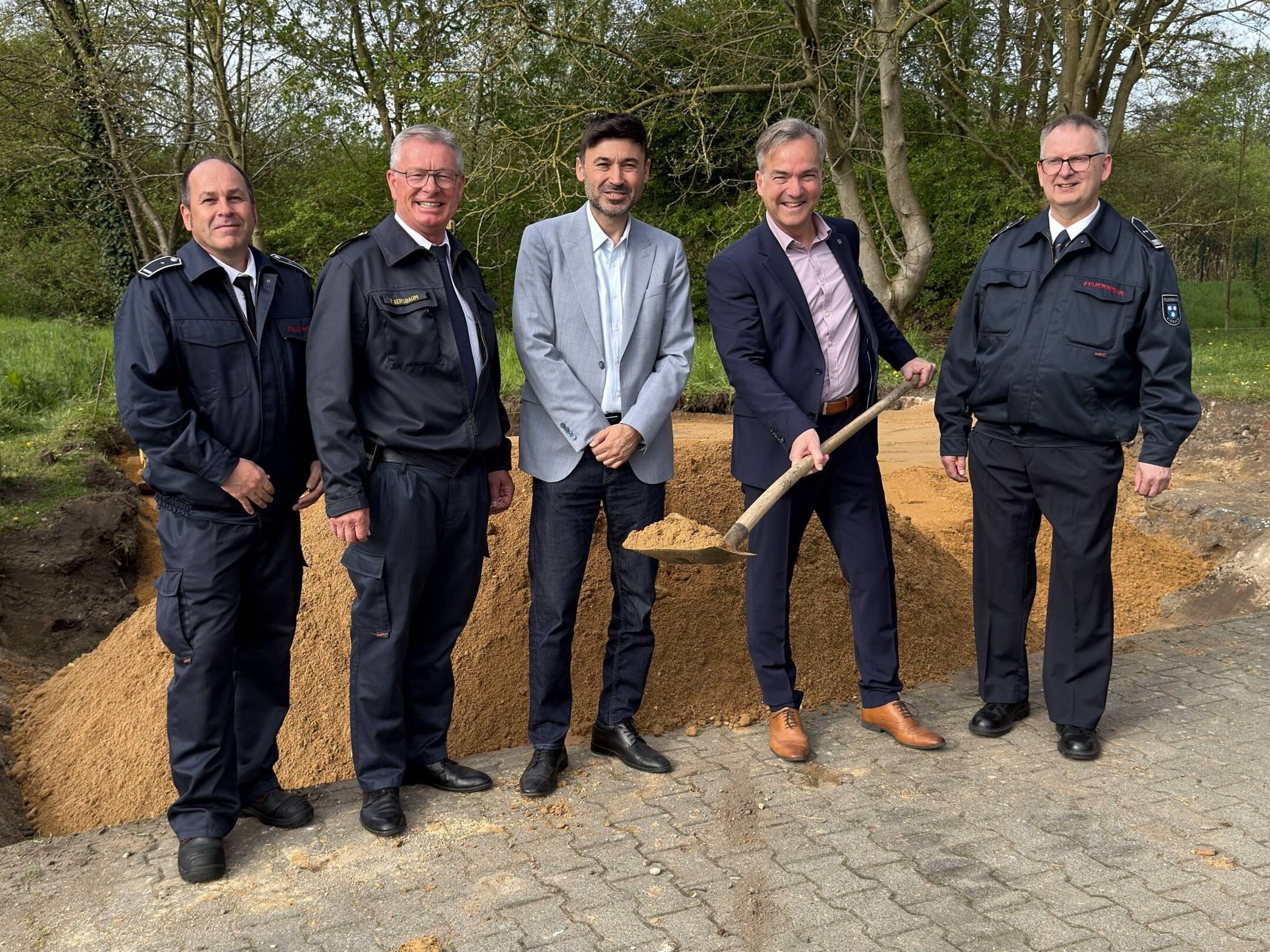 Christian Zerner (stellv. Löschzugführer Boisheim), Frank Kersbaum (Leiter Feuerwehr Viersen), Beigeordneter Ertunç Deniz, Bürgermeister Christoph Hopp und Roland Libudda (Löschzugführer Boisheim)(v.l.).  