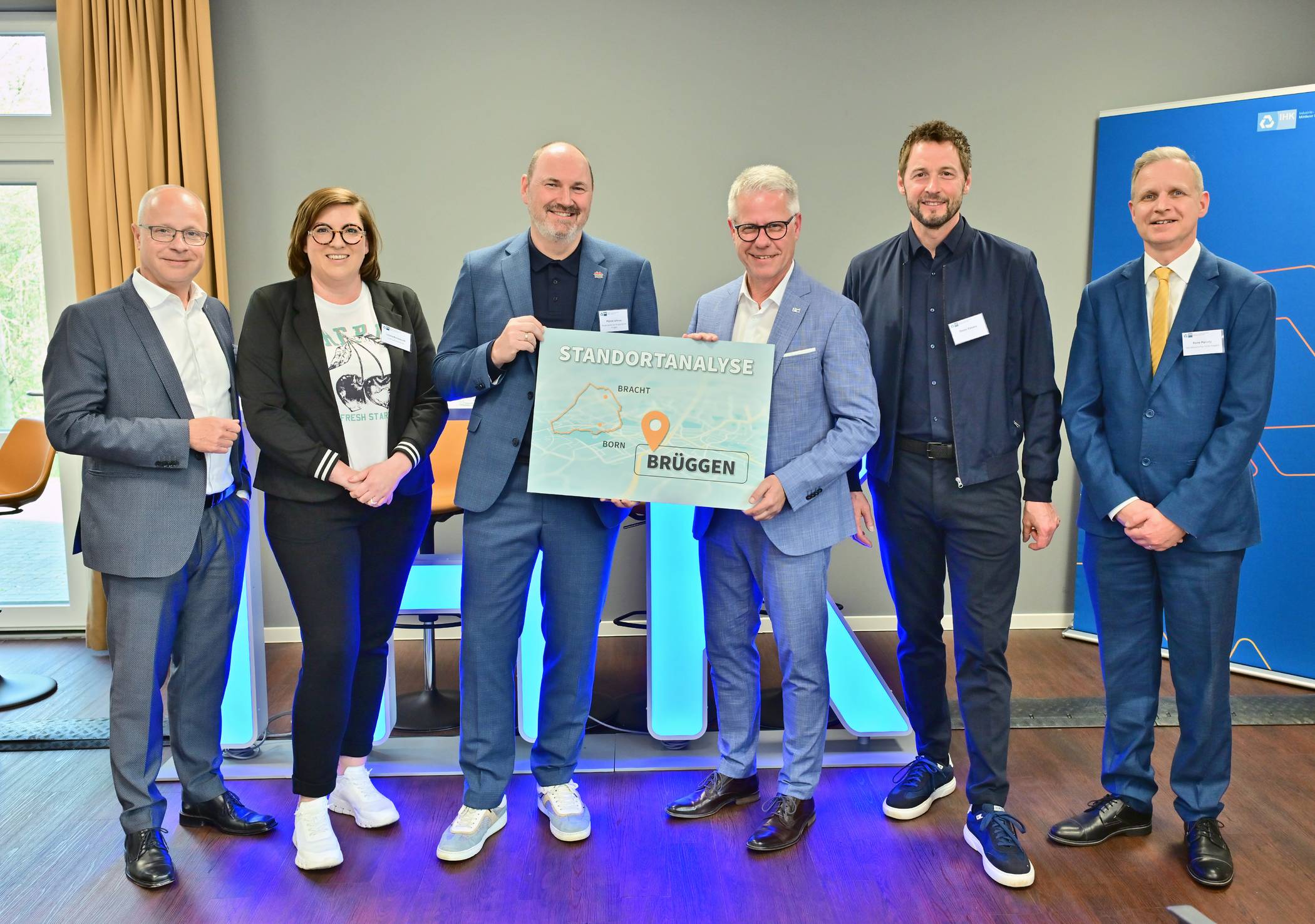 Vor der Präsentation der Standortanalyse Brüggen (v.l.): Gerald Laumans (Geschäftsführer der Randers Tegl Laumans GmbH), Leona Hastenrath (Inhaberin von LeoH. Schönheit und Stil), Bürgermeister Marcel Johnen, IHK-Hauptgeschäftsführer Jürgen Steinmetz, Moderator Dieter Könnes und Rene Maludy (Direktor des Best Western Plus Hotels in Brüggen).                      Foto: IHK