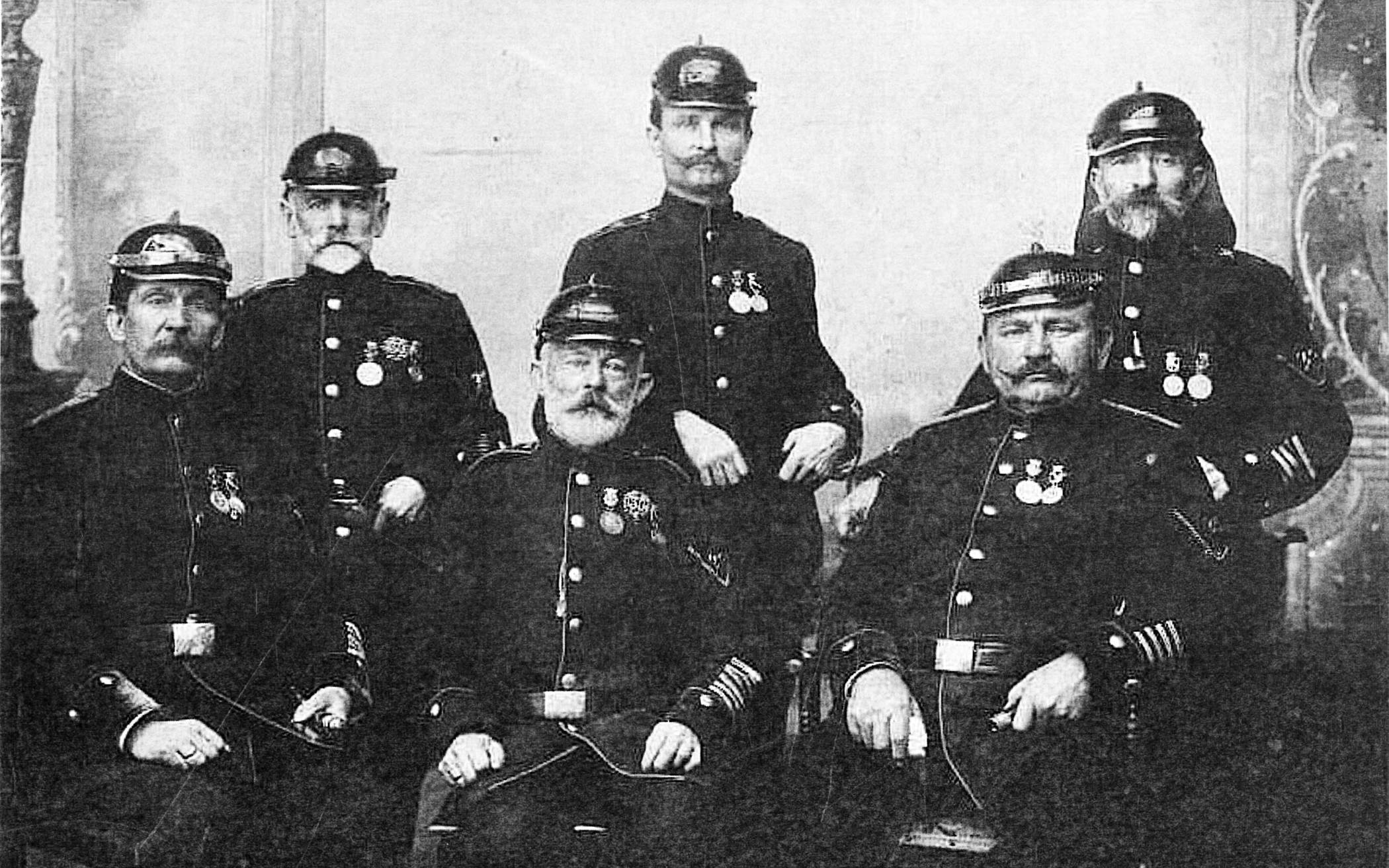 Josef Cleffmann (links) im Kreis seiner Feuerwehr-Kameraden.