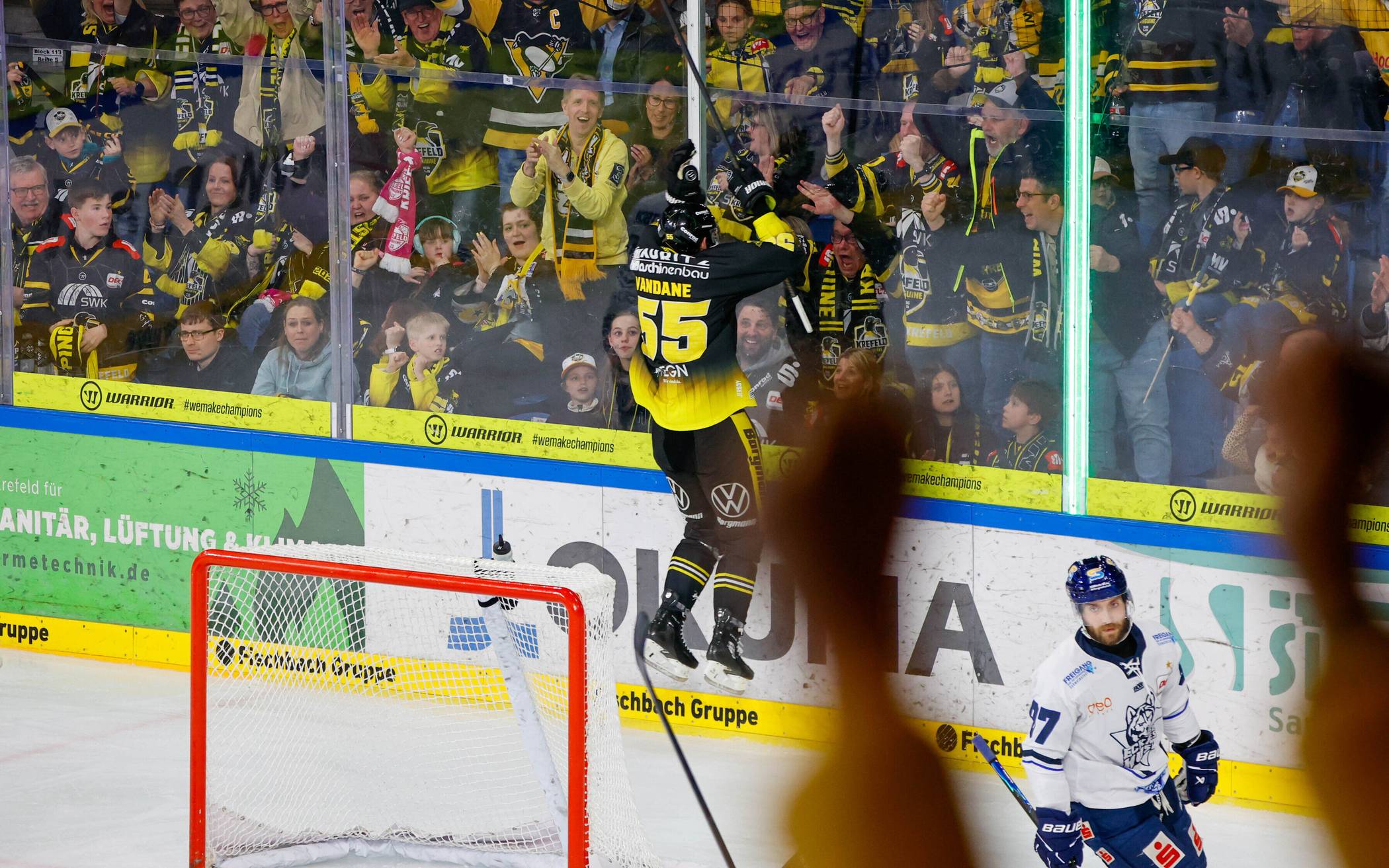 Pinguine erspielen sich Matchpucks