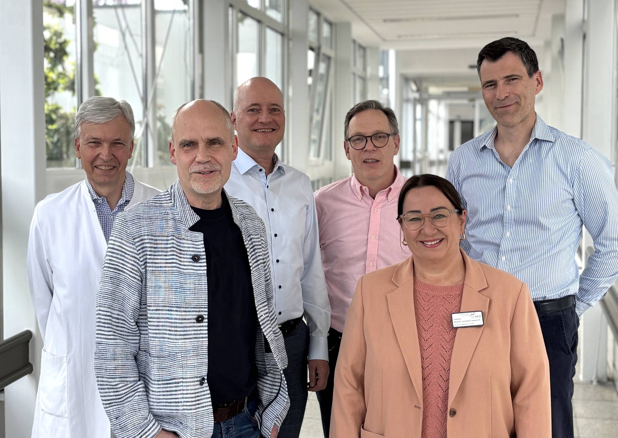 Die Referenten des Abends (v.l.): Dr. Karsten Woelke, Chefarzt der Klinik für Innere Medizin und Pneumologie, Dr. Mathias Friebe, Chefarzt der Klinik für Gastroenterologie, Dr. Ralph Thoms vom MVZ Onkonett Viersen, Dr. Knut Franke, Chefarzt der Klinik für Urologie, Prof. Dr. Nadja Lehwald-Tywuschik, Chefärztin der Klinik für Viszeral- und Allgemeinchi-rurgie, Dr. Johannes Steiff, Chefarzt der Klinik für Hämatologie und Onkologie. 