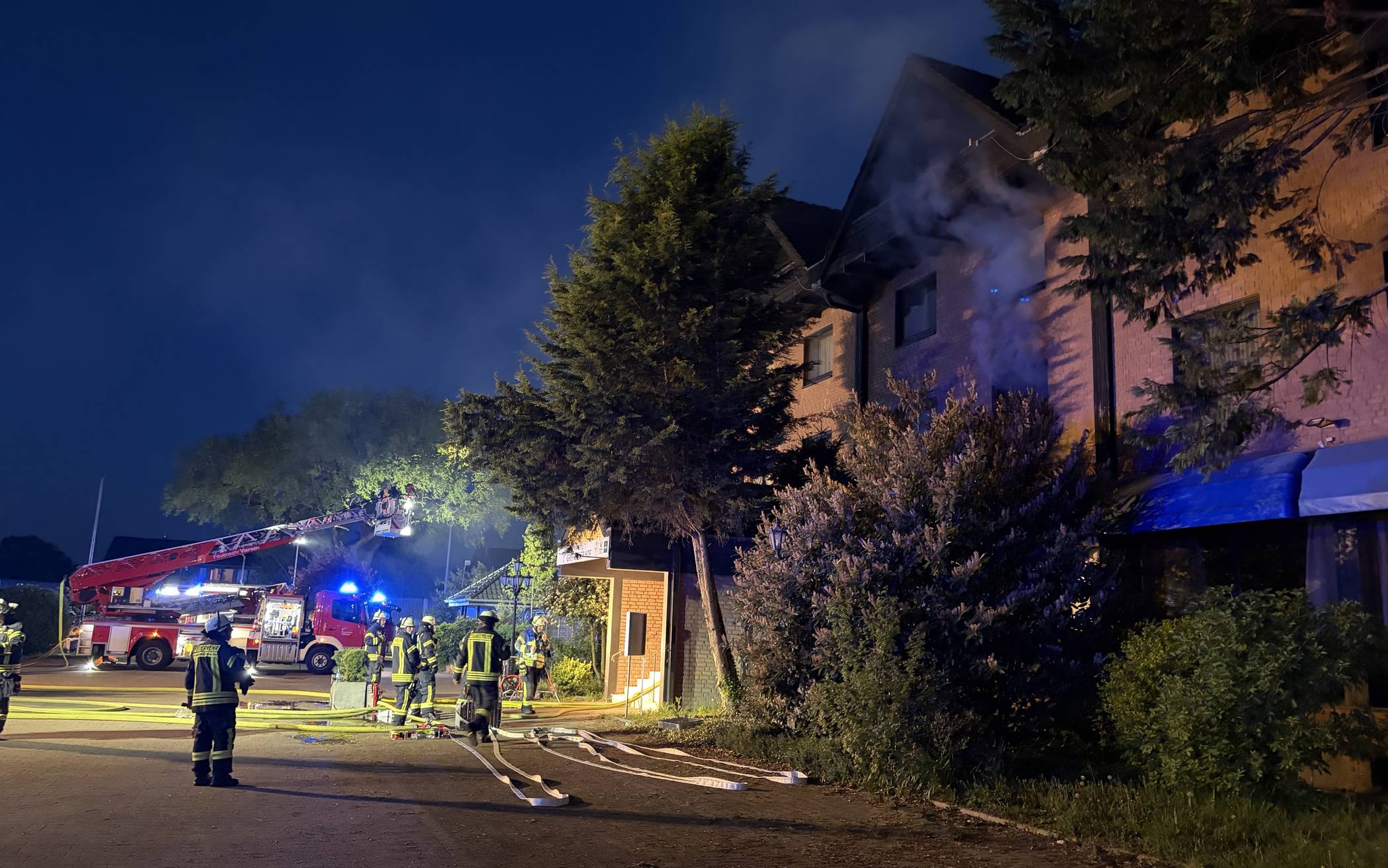 Großbrand im verlassenen Sporthotel in Grefrath