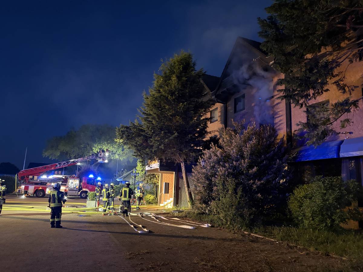 Großbrand im verlassenen Sporthotel in Grefrath
