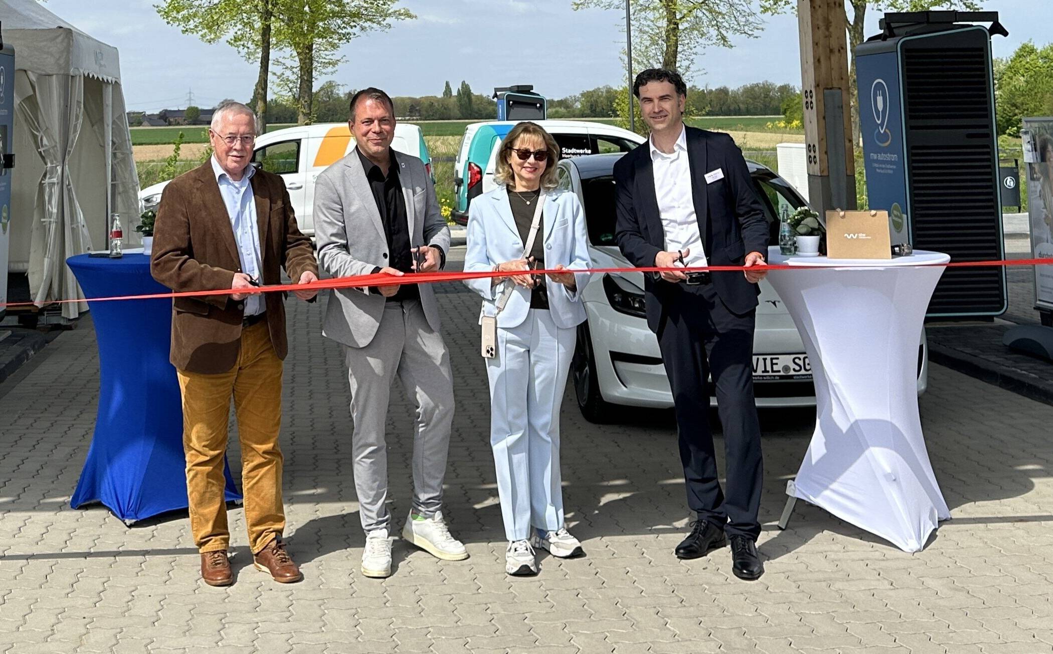 Ein Schnitt für die Zukunft (v.li.):