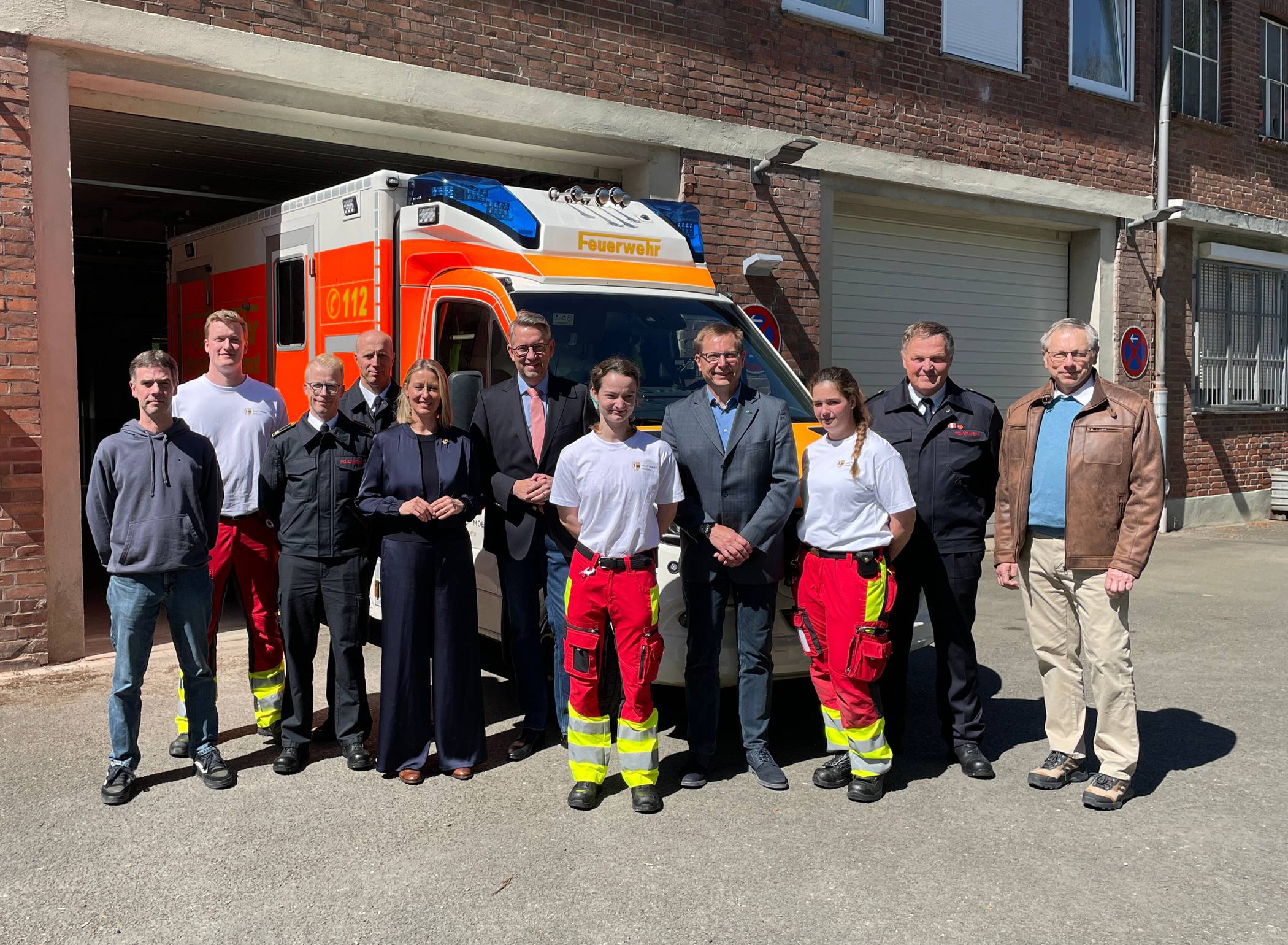  Landrat Ingo Brohl (mitte links) besuchte gemeinsam mit der Moerser Bürgermeisterin Julia Zupancic (5.v.l.), Vertreterinnen und Vertreter des Kreises Wesel sowie der Stadt Moers den Rettungswachenstandort an der Homberger Straße in Moers. 