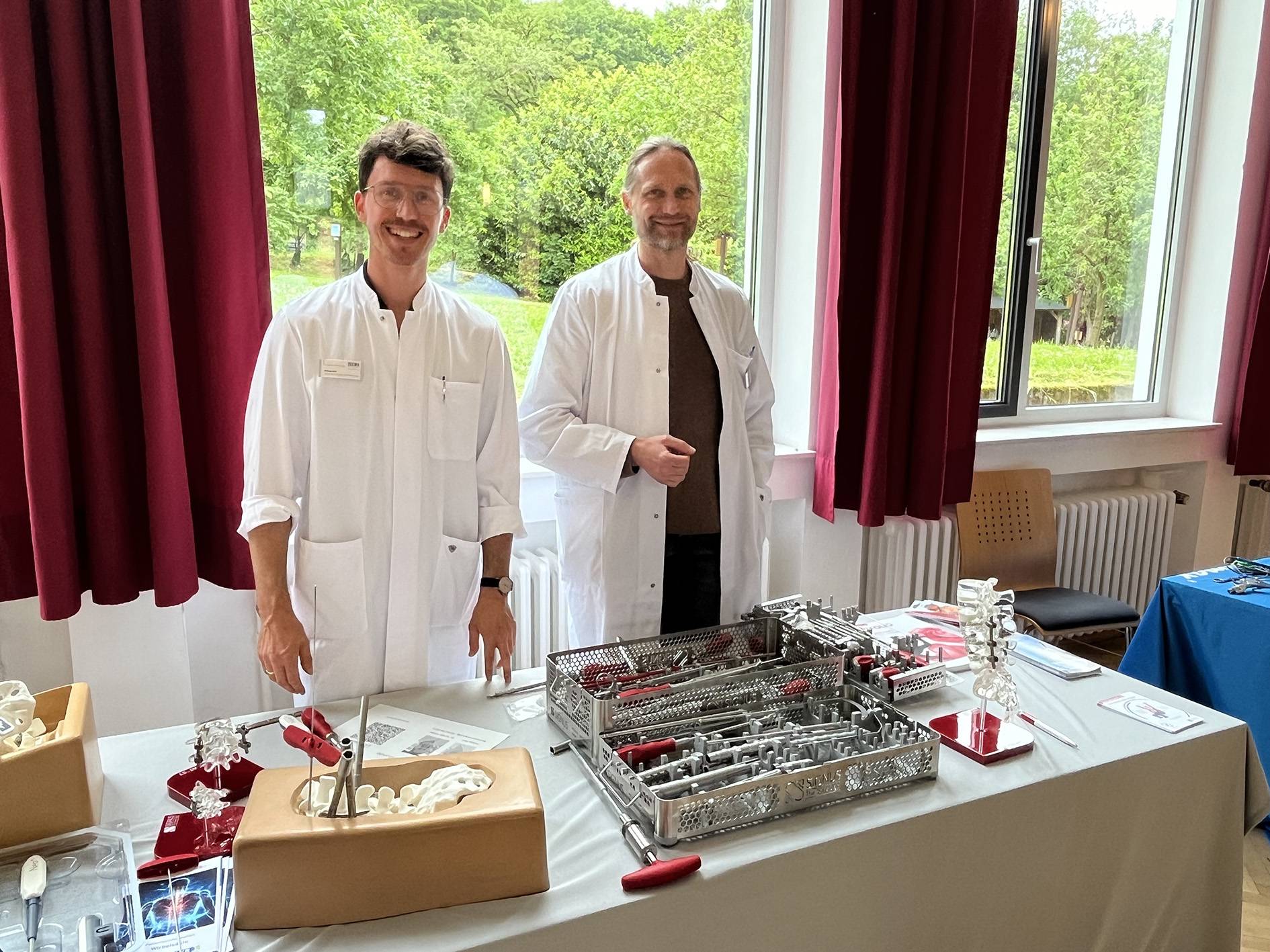 Auch die Ärztinnen und Ärzte informieren ausführlich über ihre Arbeit, u.a. die beiden Oberärzte (v.l.) Phi-lipp Heil und Dr. Gerald Köhler von der Wirbelsäulenchirurgie. Foto: LVR-Klinik für Orthopädie Viersen