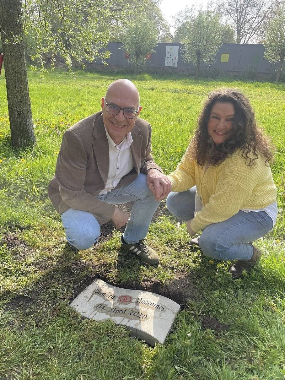  Ein besonderes Symbol ihrer Liebe und Verbundenheit haben Samira und Johannes Emmerichs nun entlang des Wandelweges in Kamp-Lintfort gesetzt. In Erinnerung an ihre Hochzeit im Jahr 2020 ließen sie, in Anwesenheit der stellvertretenden Bürgermeisterin Barbara Drese, einen sogenannten Wellenstein in die Wiesenlandschaft einfügen. 