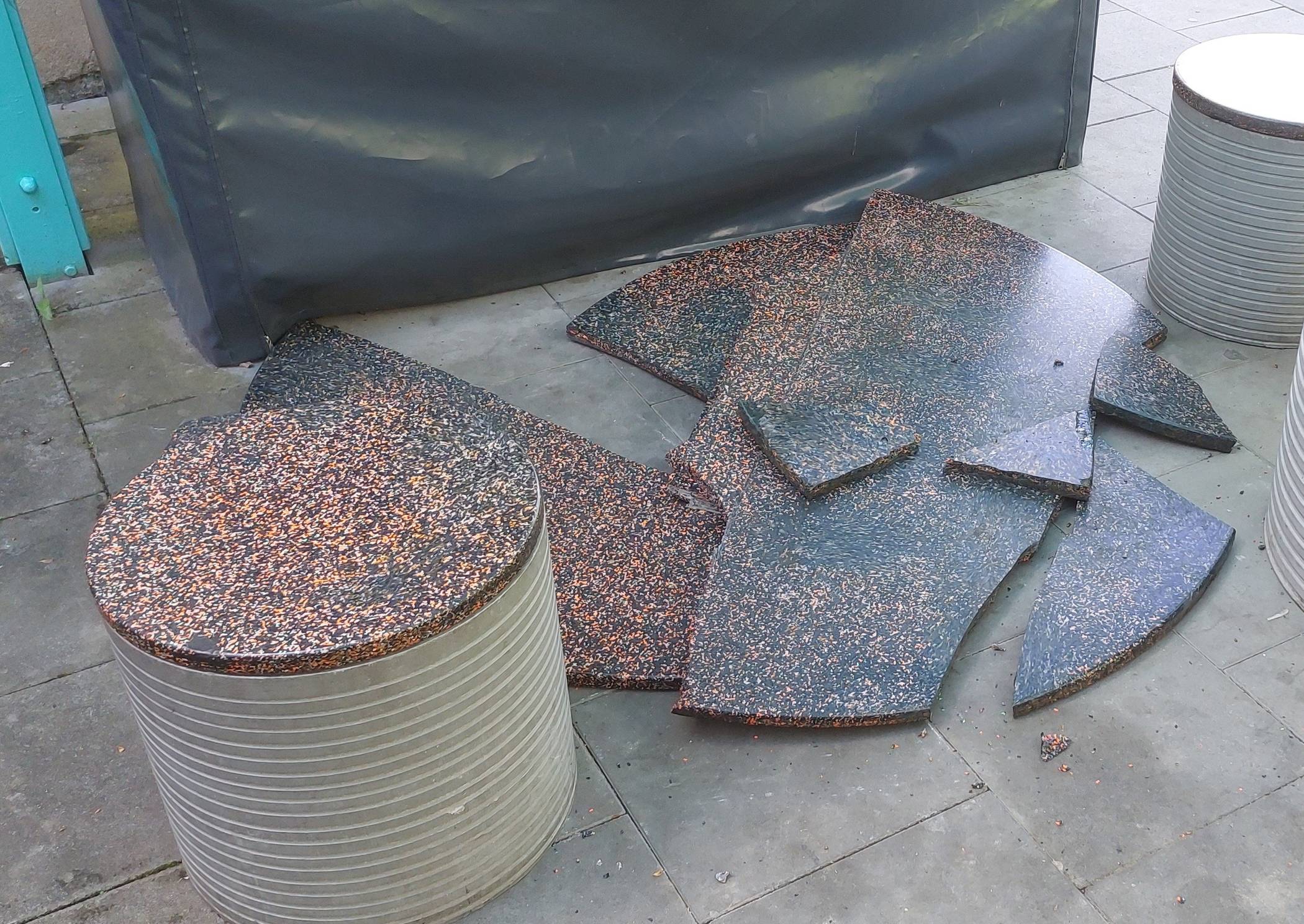  Unbekannte haben am vergangenen Wochenende ein Kunstwerk im Garten des Arbeitslosenzentrums zerstört. 