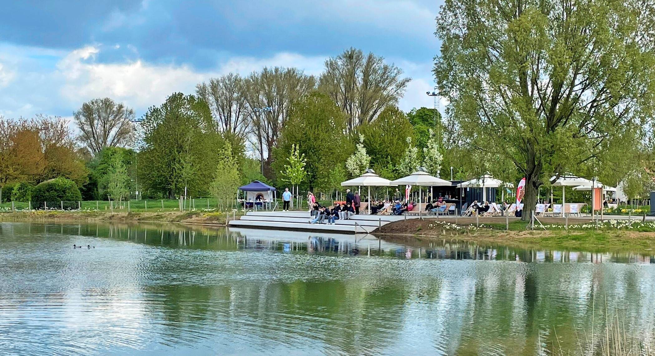  Lädt zum Verweilen ein: der See mit Seeterrasse auf dem Gelände der Neusser Landesgartenschau. 