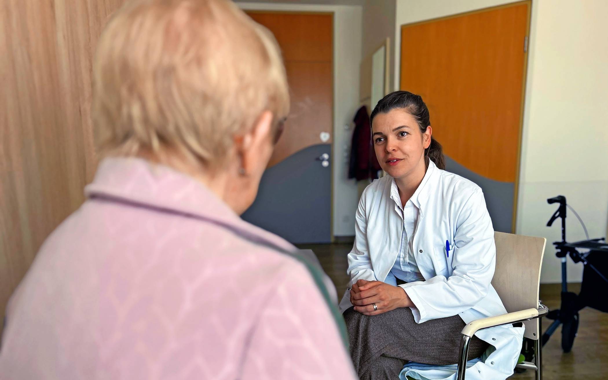  Dr. med. Andreea Ilie mit einer Patientin in der Mauritius Therapieklinik.   