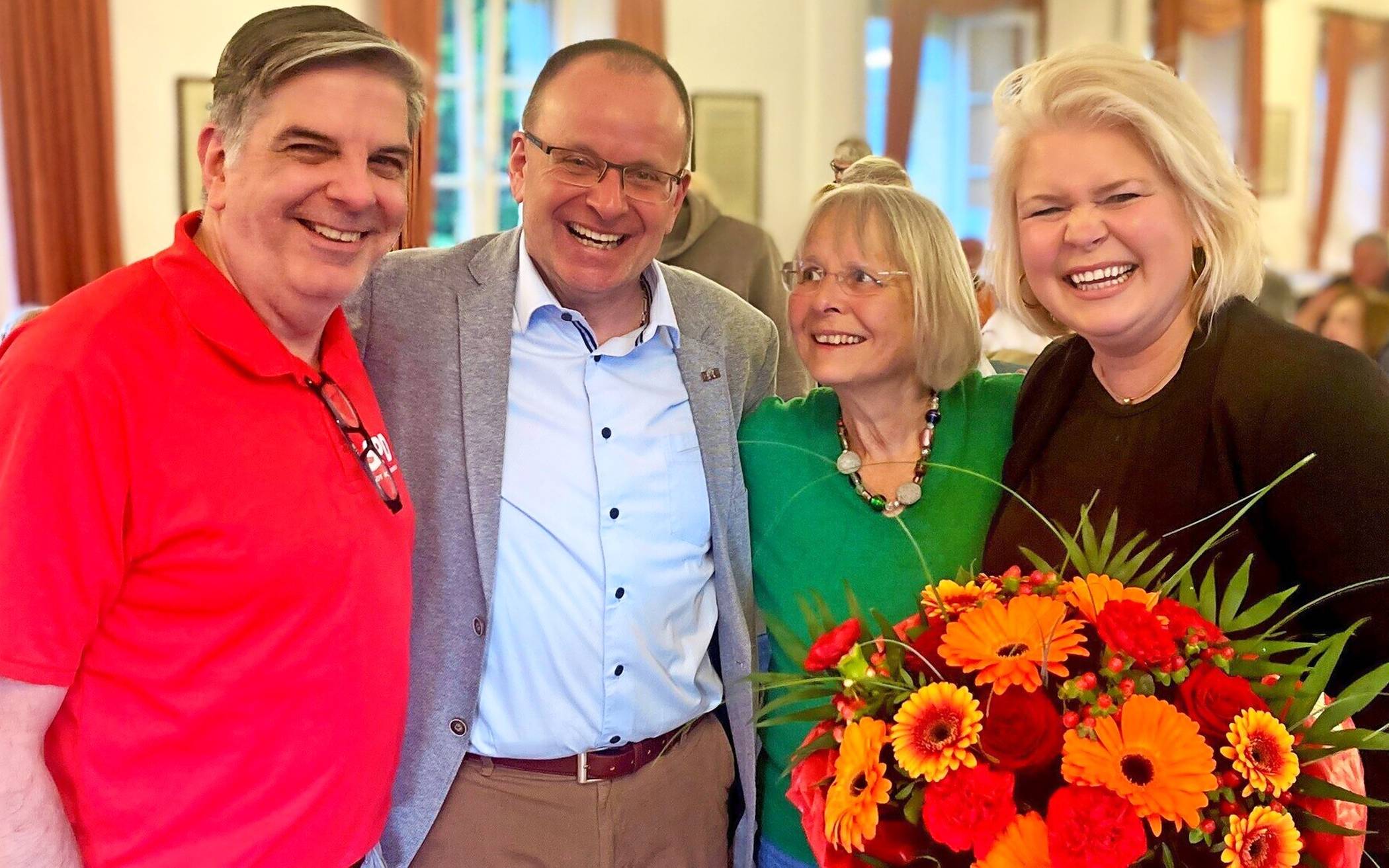  Die SPD-Ortsvereinsvorsitzenden (v.l.) Frank Weckauf (Korschenbroich), Norbert John (Jüchen) und Ulrike Bruckner-Kindsmüller (Kaarst) gratulieren Chantal Messing (r.) zur Nominierung als Landtagskandidatin für den Wahlkreis 47.   