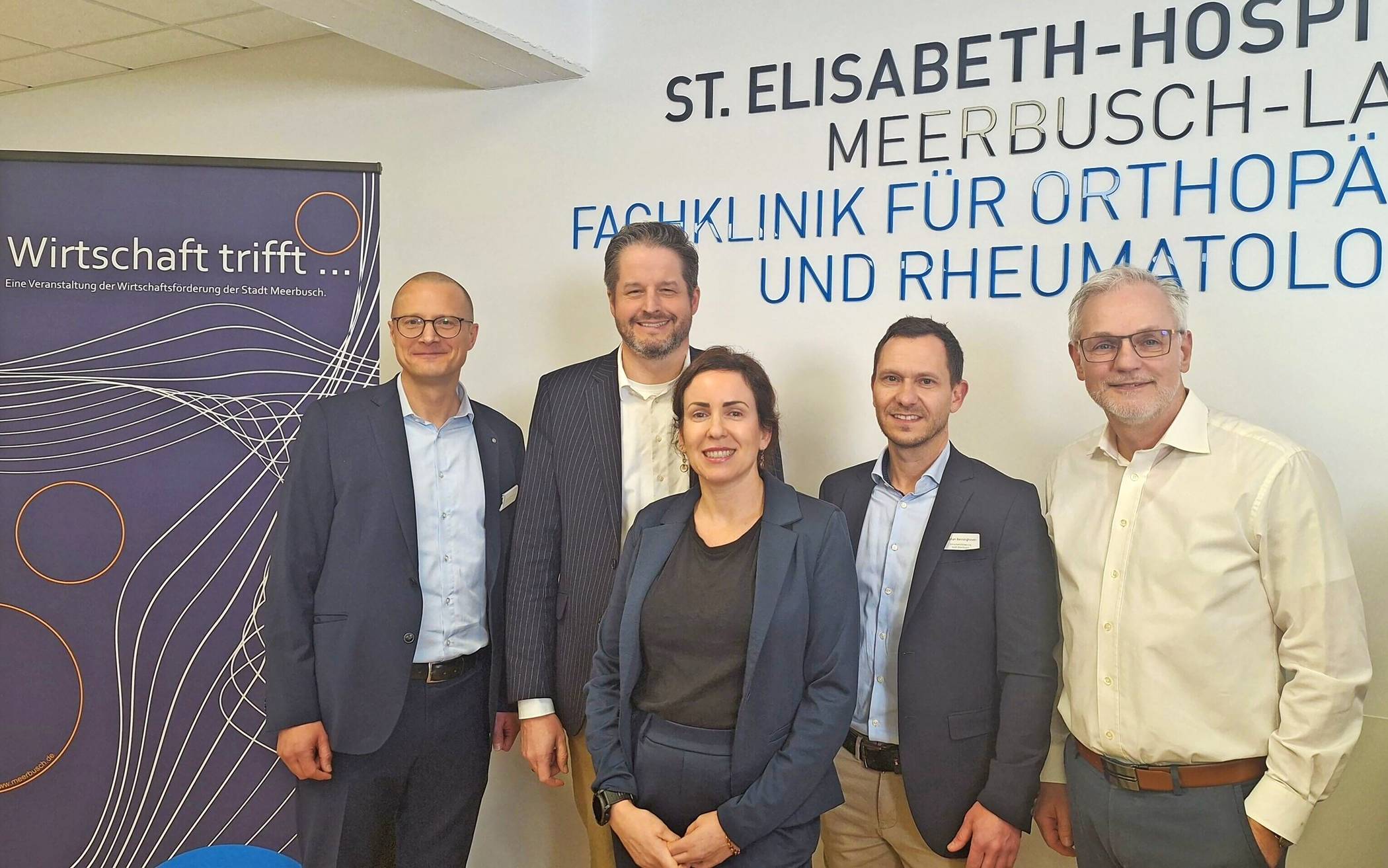 Netzwerktreffen mit (v.l.): Dr. Conrad Middendorf (Geschäftsführer St. Elisabeth-Hospital), Bürgermeister Christian Bommers, Julia Held (Kaufmännische Direktorin St. Elisabeth-Hospital), Wirtschaftsförderer Stephan Benninghoven und Dr. Markus Grotegut (Facharzt für Allgemeinmedizin). 