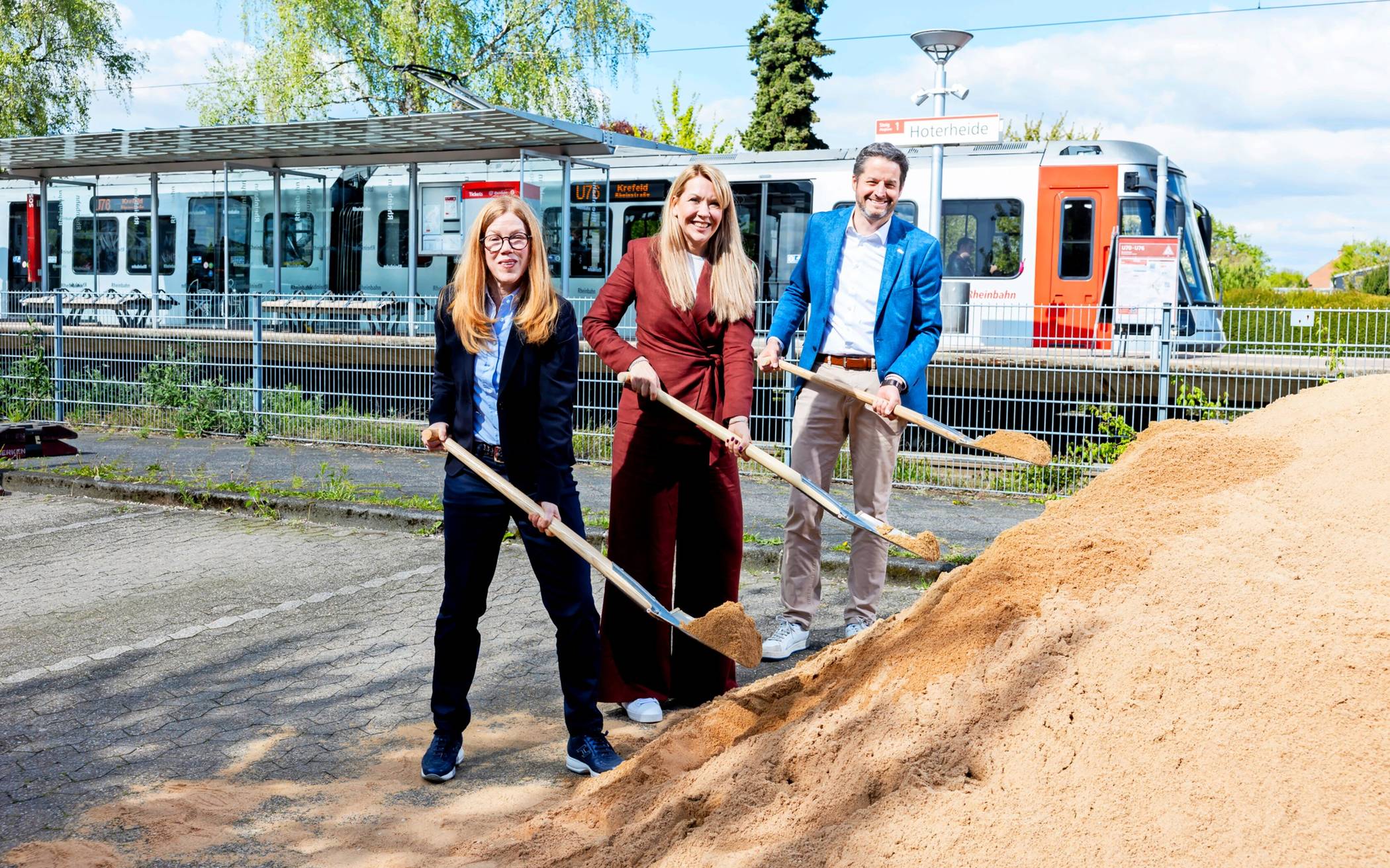 Bürgermeister Christian Bommers, Rheinbahn-Vorständin Annette Grabbe und Stephanie Zweig, Bereichsleiterin Infrastruktur der Rheinbahn (v.r.), starteten die Bauarbeiten für den Ersatz des Hochbahnsteigs Hoterheide mit einem symbolischen ersten Spatenstich. 