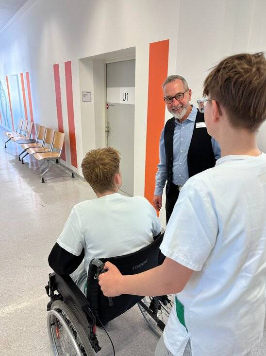  Andreas Kegel, leitender Pflegemanager, am Girls- und Boys-Day mit zwei Schülern bei der praktischen Übung. 