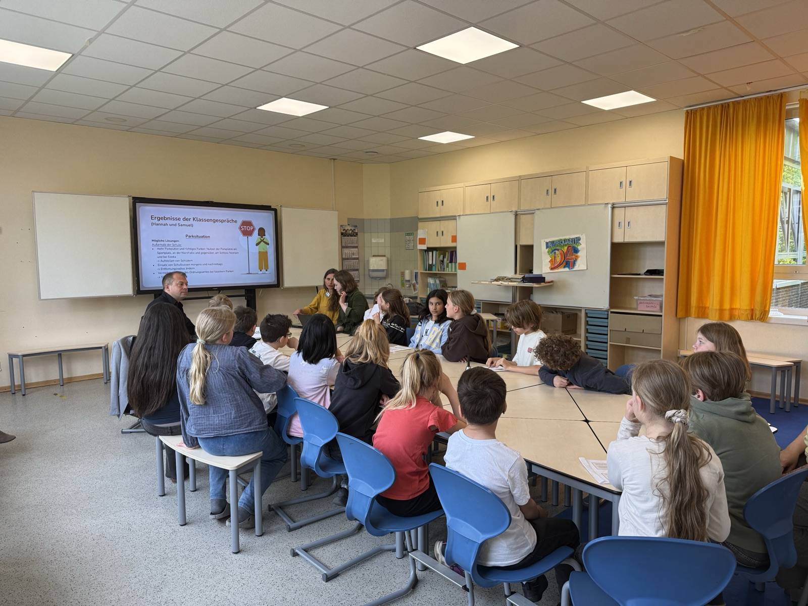  Das Kinderparlament der Vinhovenschule diskutierte mit dem Bürgermeister und die Schulwegsituation in Neersen. Foto: Privat 