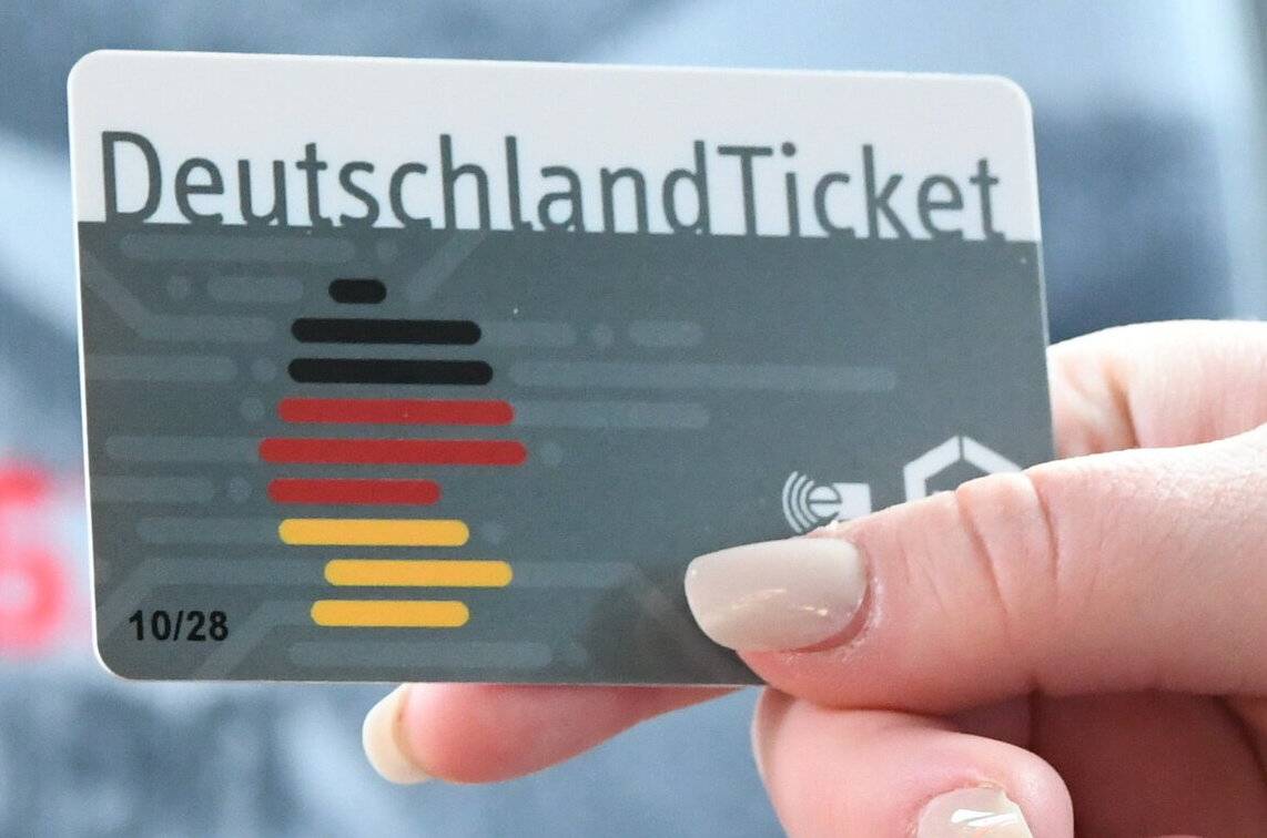  Die SPD spricht sich weiterhin für das Deutschlandticket für Schüler aus.  