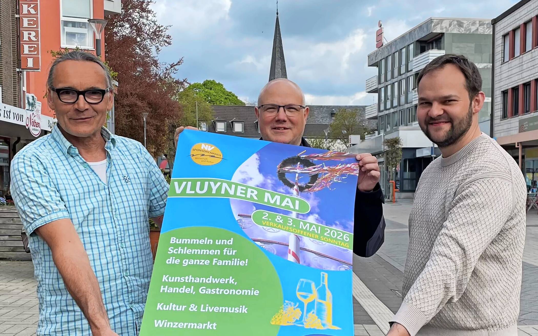  Laden zum Vluyner Mai ein (v.l.): Rüdiger Eichholtz (Kulturbeauftragter), Thorsten Rogsch (Stadtmarketing) und Pan Ploenes (GAUDIUM Veranstaltungs GmbH &amp; Co. KG). 