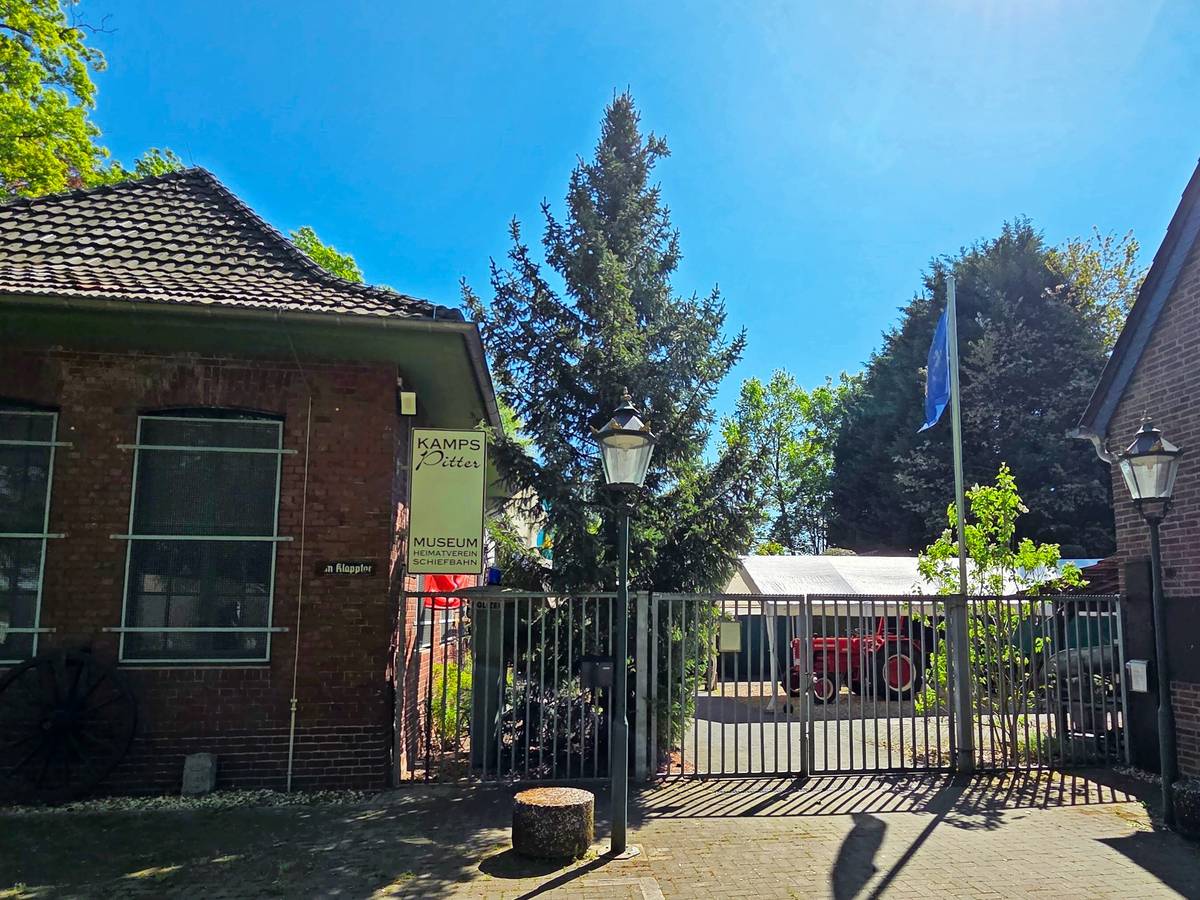 Traditionelles Maifest im Heimatmuseum