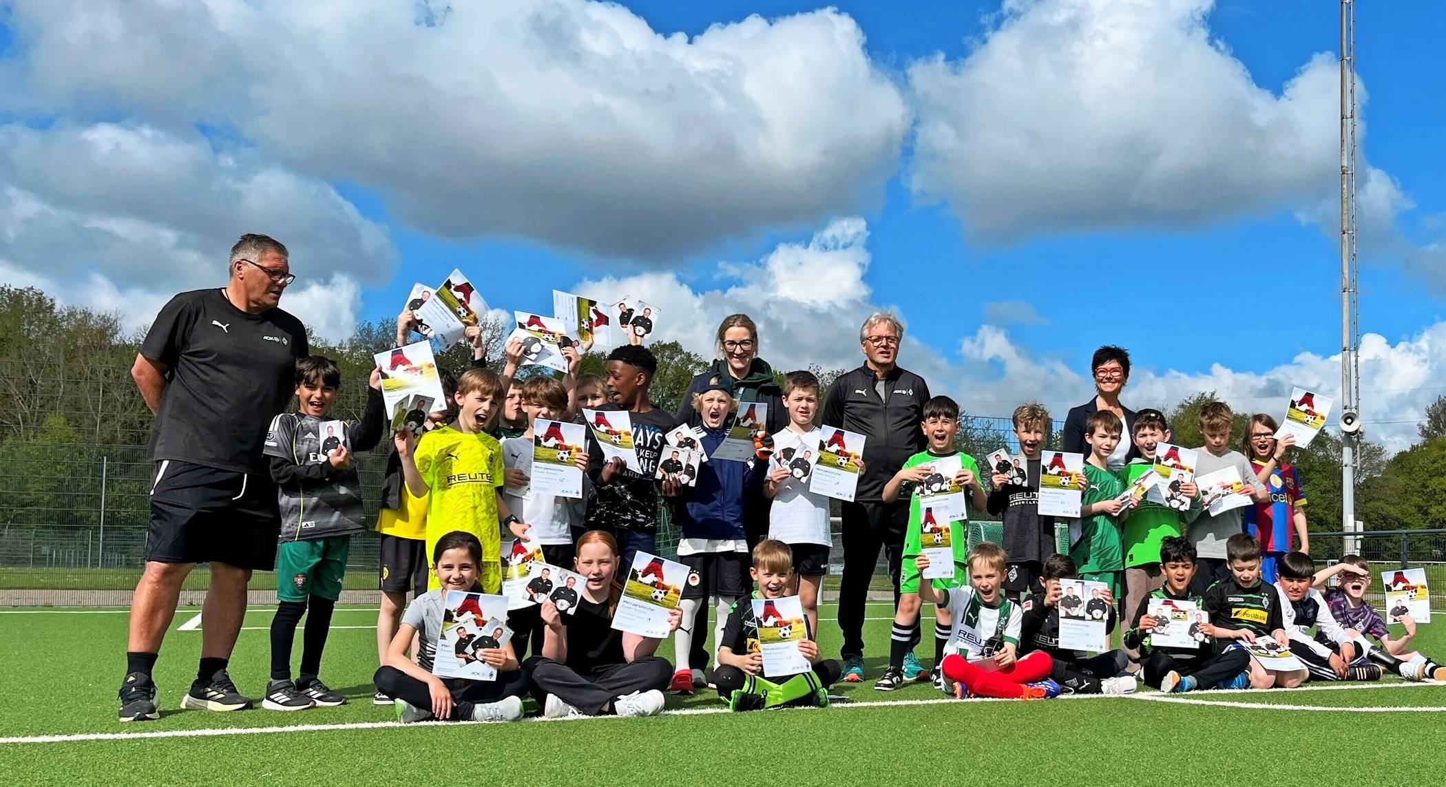 Die ehemaligen Fußballprofis Michael Klinkert und Marcel Witeczek mit Manuela Caspers und Marion Schröder von der AOK mit der ersten Trainingsgruppe mit ihren wohlverdienten Urkunden. 